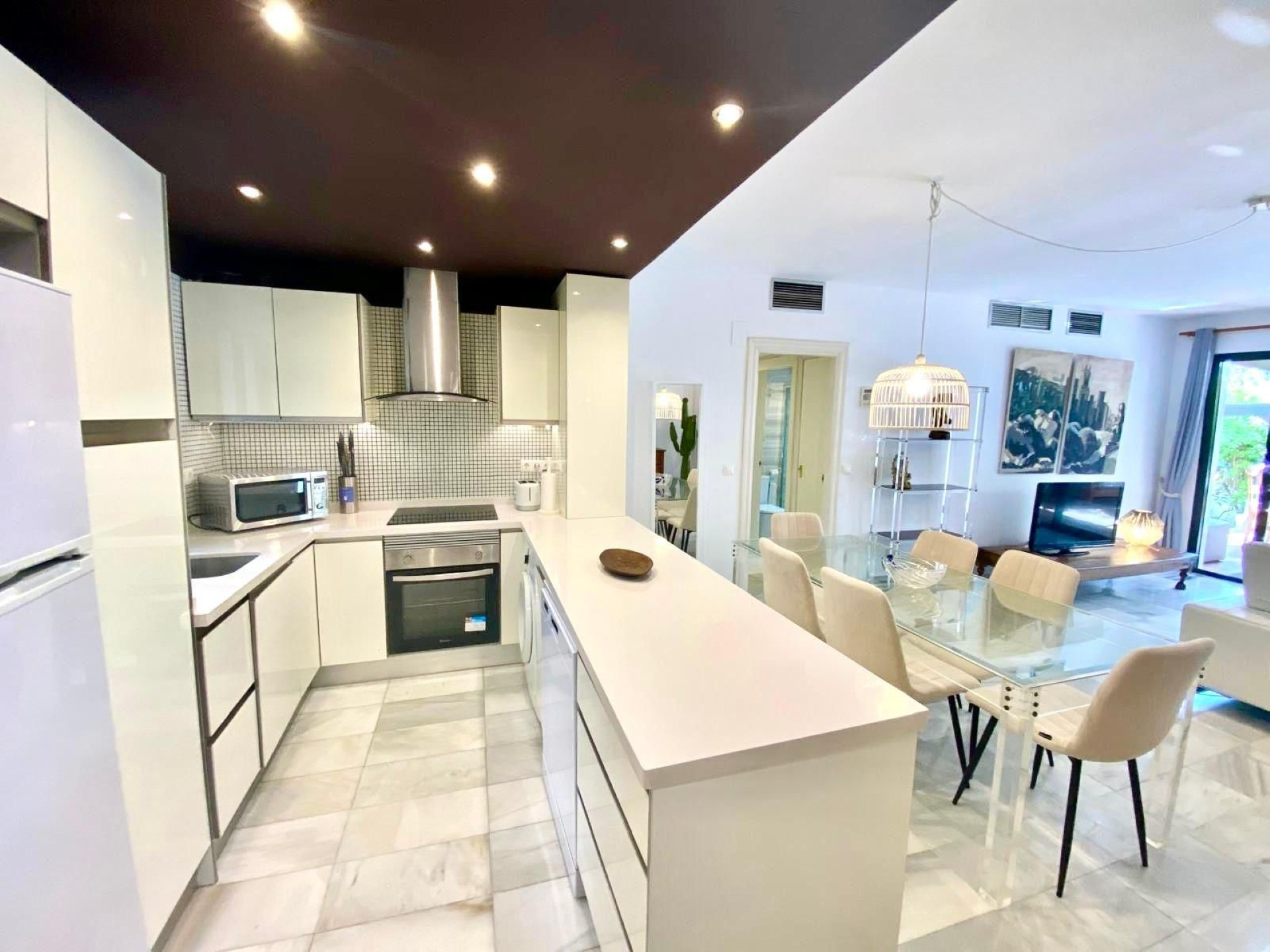 El encantador apartamento en planta baja de 3 dormitorios en Jardines del Puerto, Puerto Banus, Marbella.