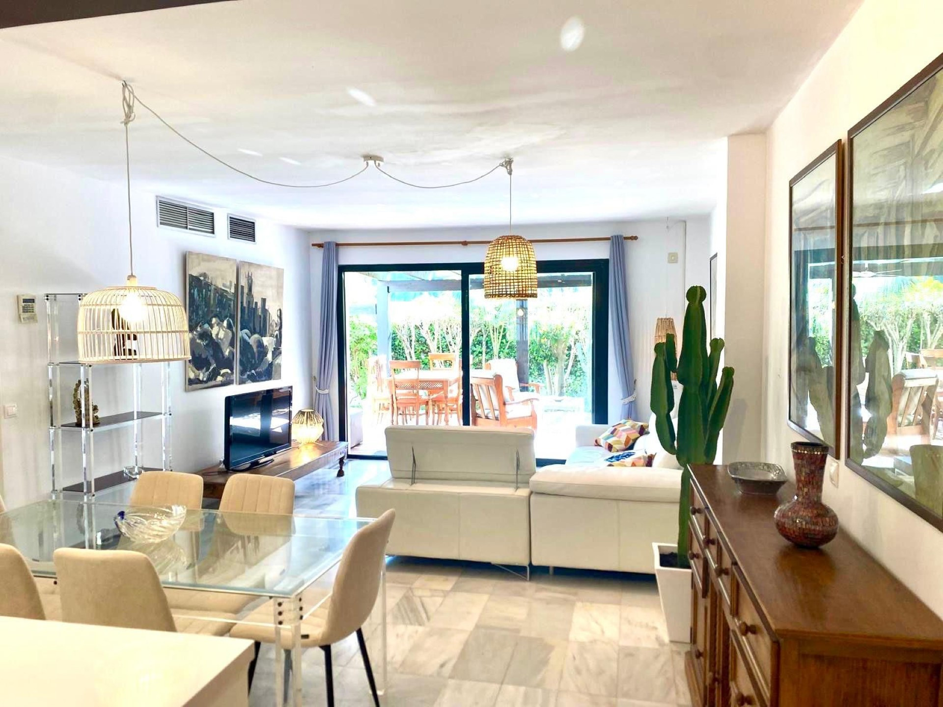El encantador apartamento en planta baja de 3 dormitorios en Jardines del Puerto, Puerto Banus, Marbella.