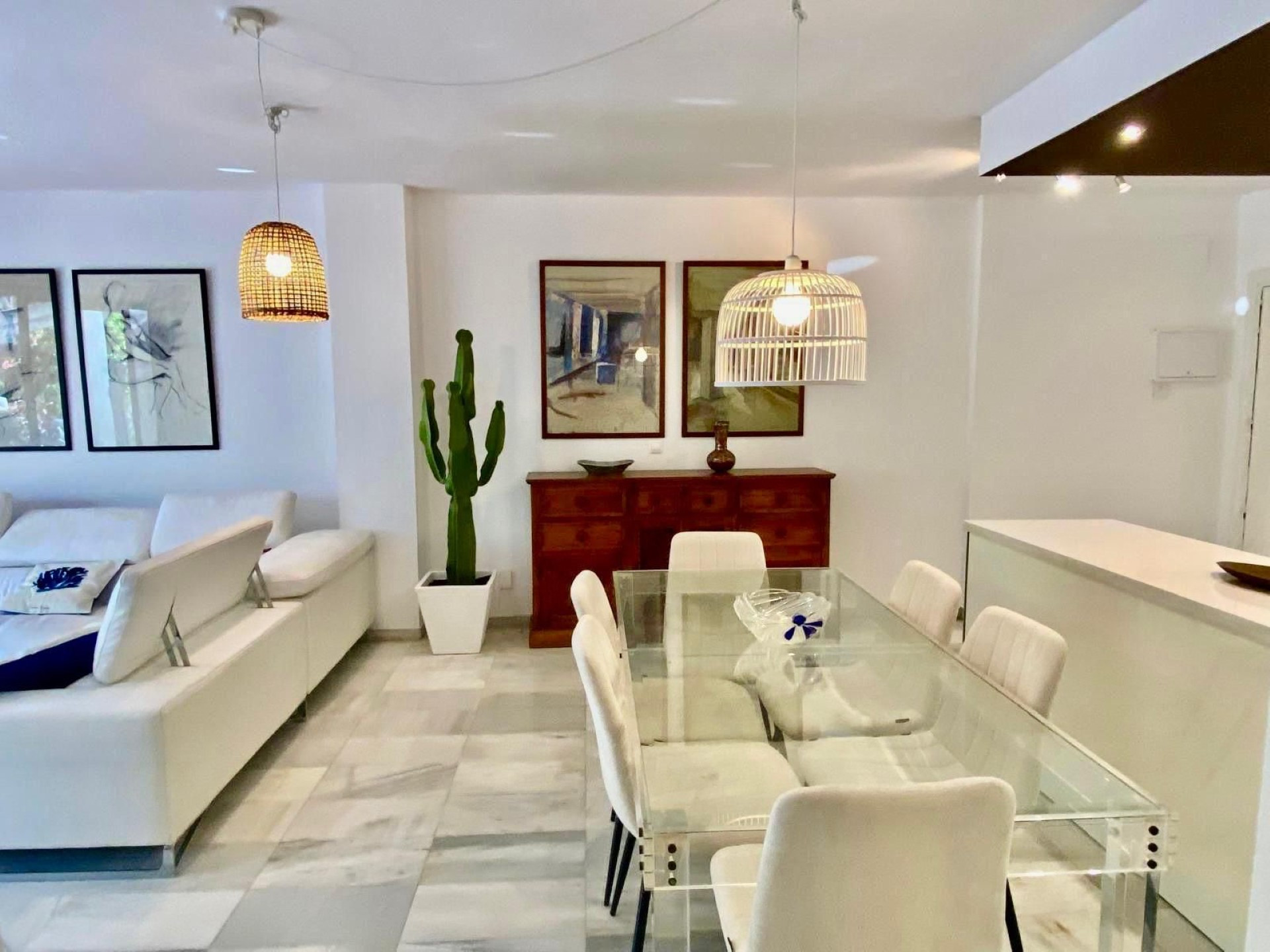 El encantador apartamento en planta baja de 3 dormitorios en Jardines del Puerto, Puerto Banus, Marbella.