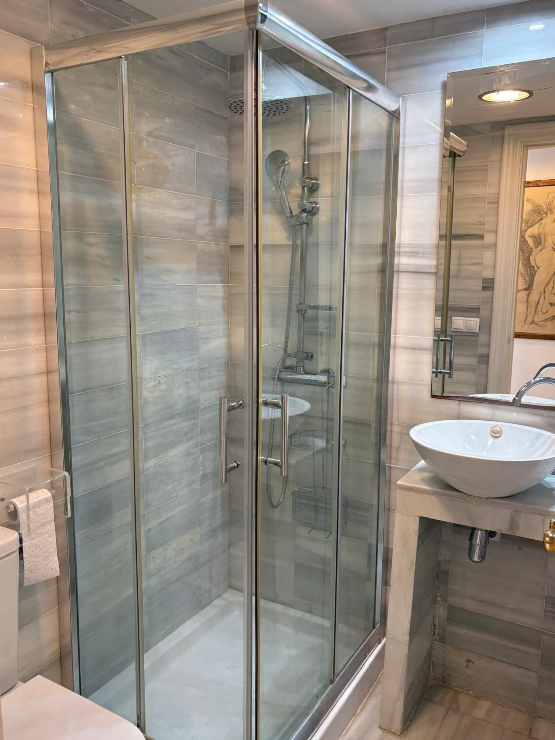 El encantador apartamento en planta baja de 3 dormitorios en Jardines del Puerto, Puerto Banus, Marbella.