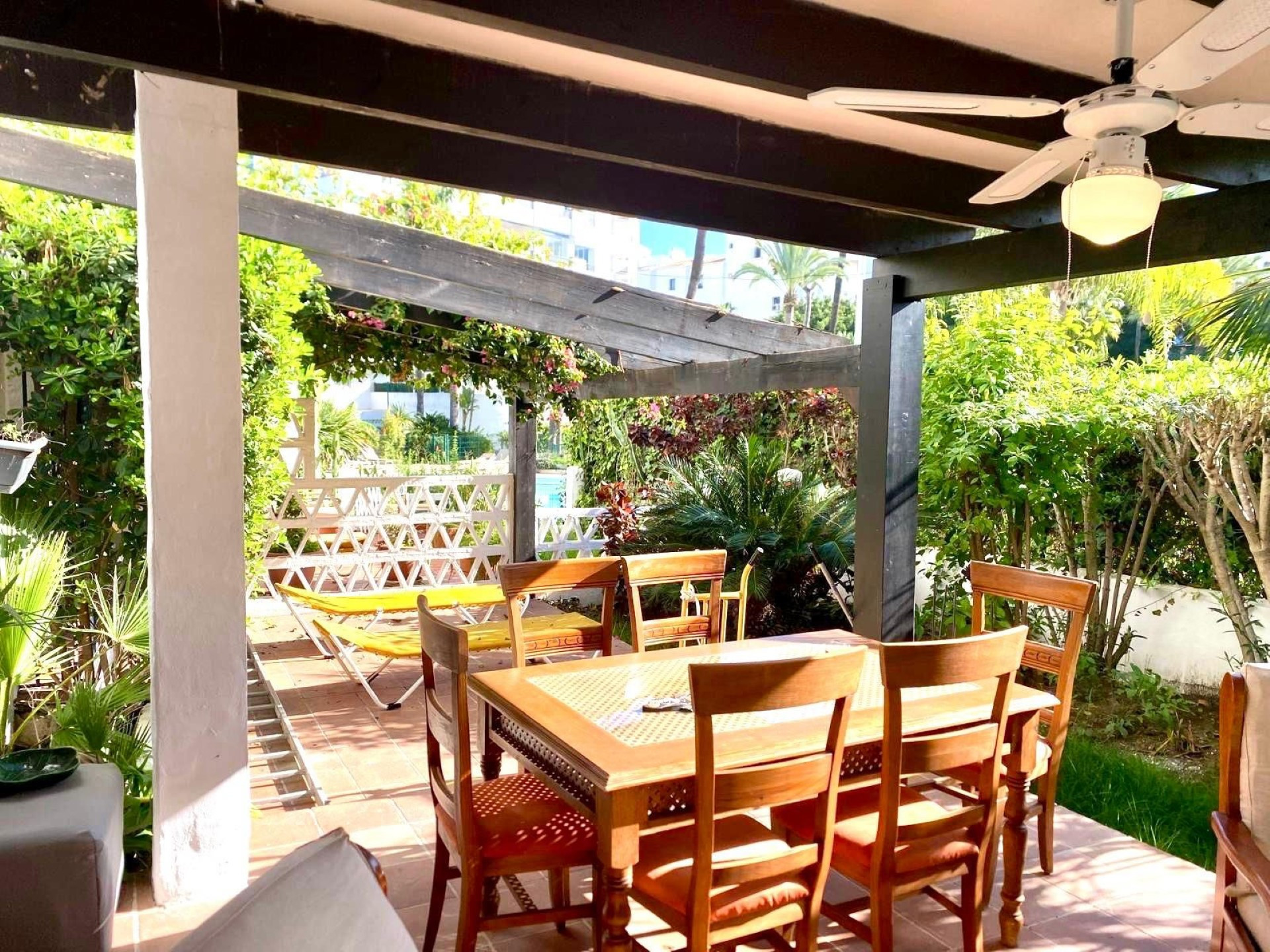 El encantador apartamento en planta baja de 3 dormitorios en Jardines del Puerto, Puerto Banus, Marbella.