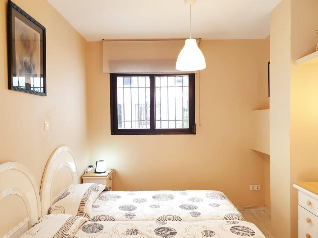 El encantador apartamento en planta baja de 3 dormitorios en Jardines del Puerto, Puerto Banus, Marbella.