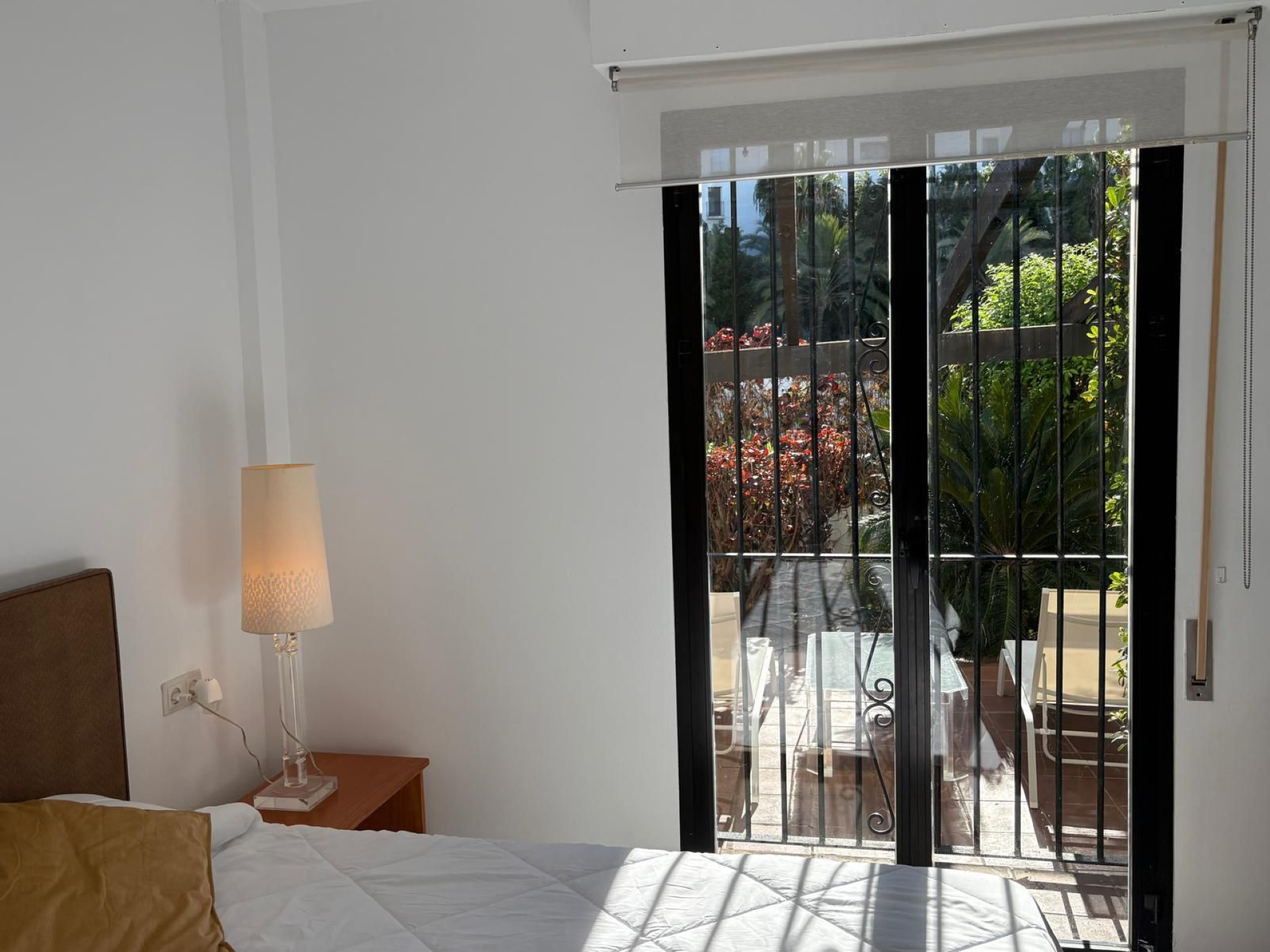 El encantador apartamento en planta baja de 3 dormitorios en Jardines del Puerto, Puerto Banus, Marbella.