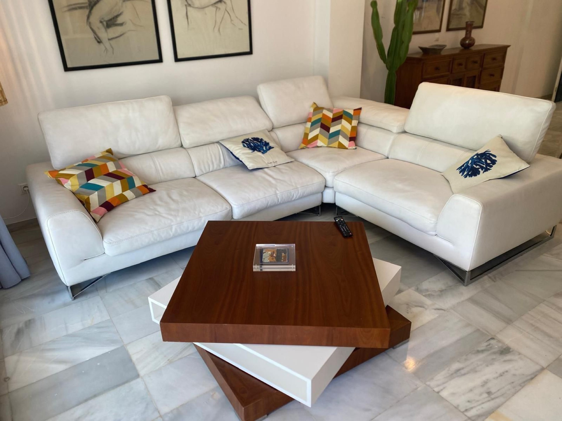 El encantador apartamento en planta baja de 3 dormitorios en Jardines del Puerto, Puerto Banus, Marbella.