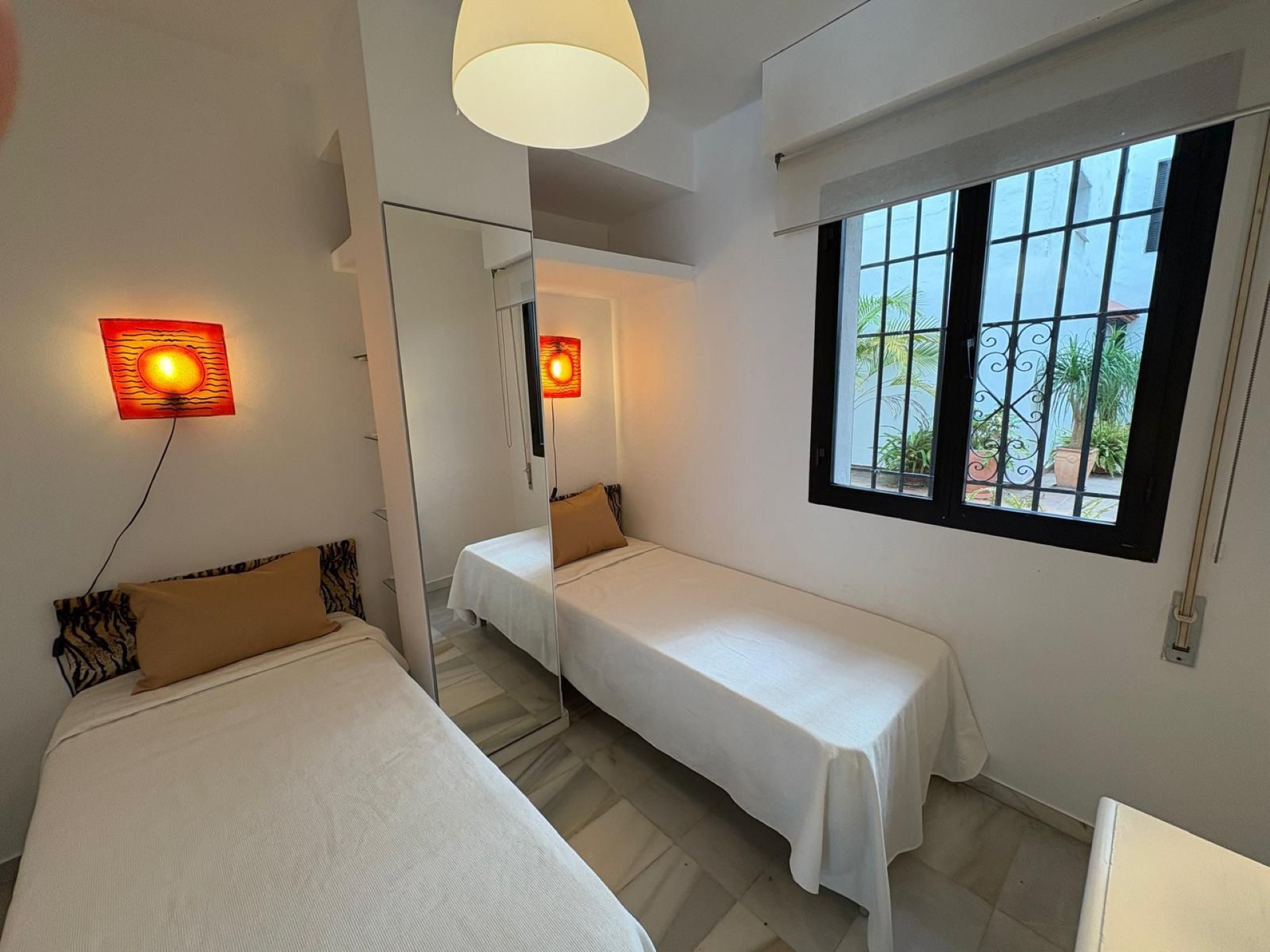 El encantador apartamento en planta baja de 3 dormitorios en Jardines del Puerto, Puerto Banus, Marbella.