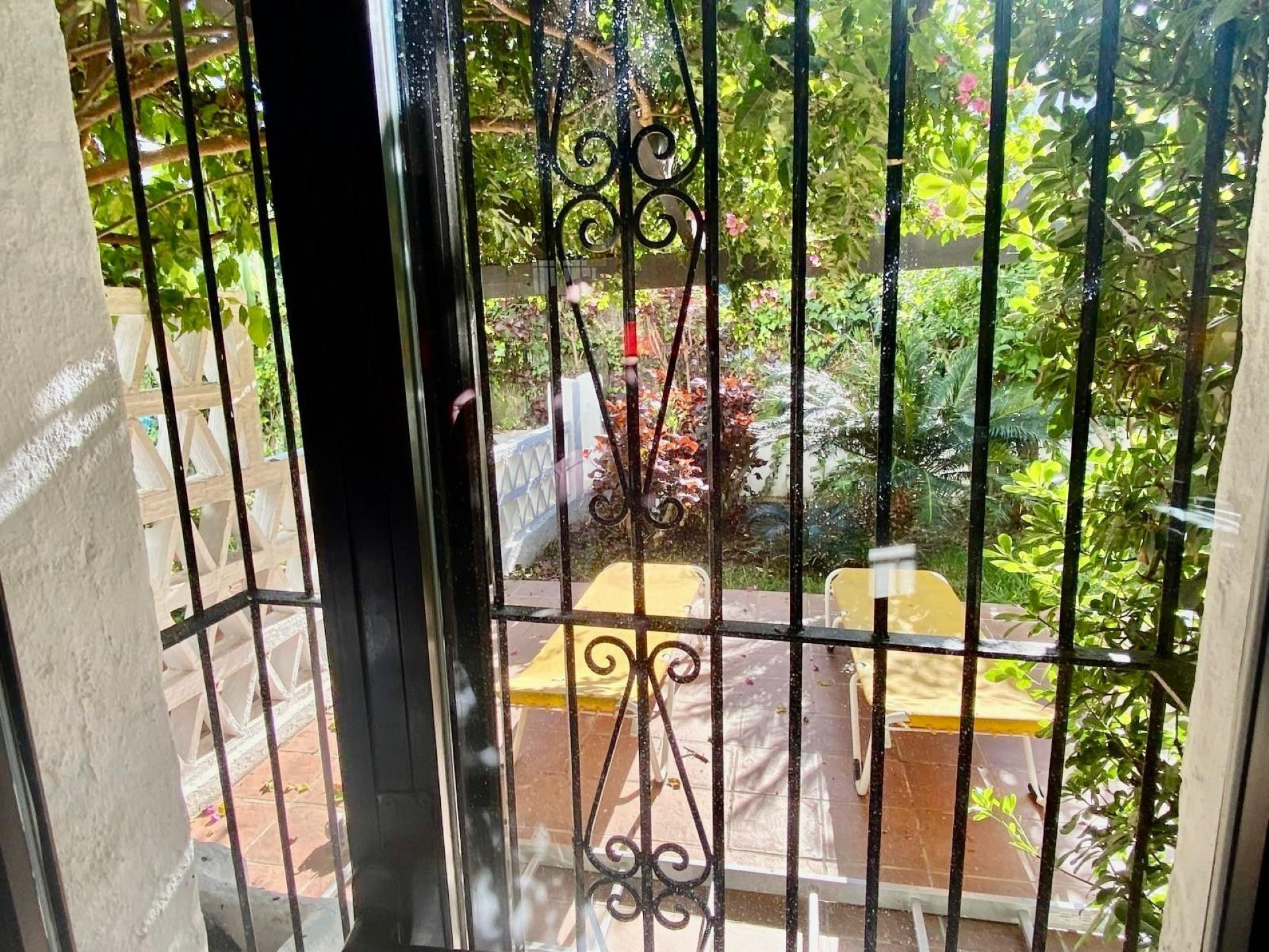 El encantador apartamento en planta baja de 3 dormitorios en Jardines del Puerto, Puerto Banus, Marbella.