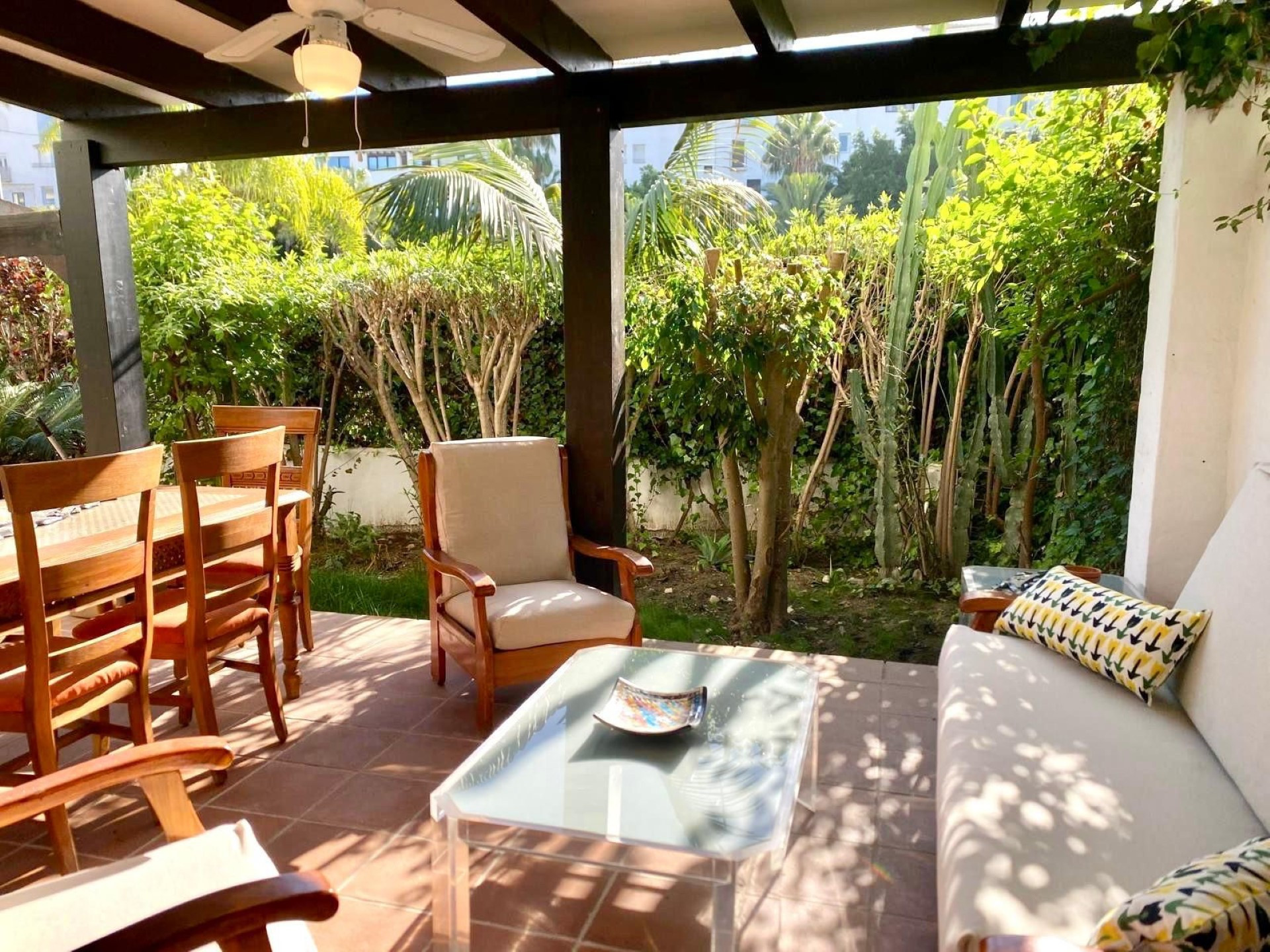 El encantador apartamento en planta baja de 3 dormitorios en Jardines del Puerto, Puerto Banus, Marbella.