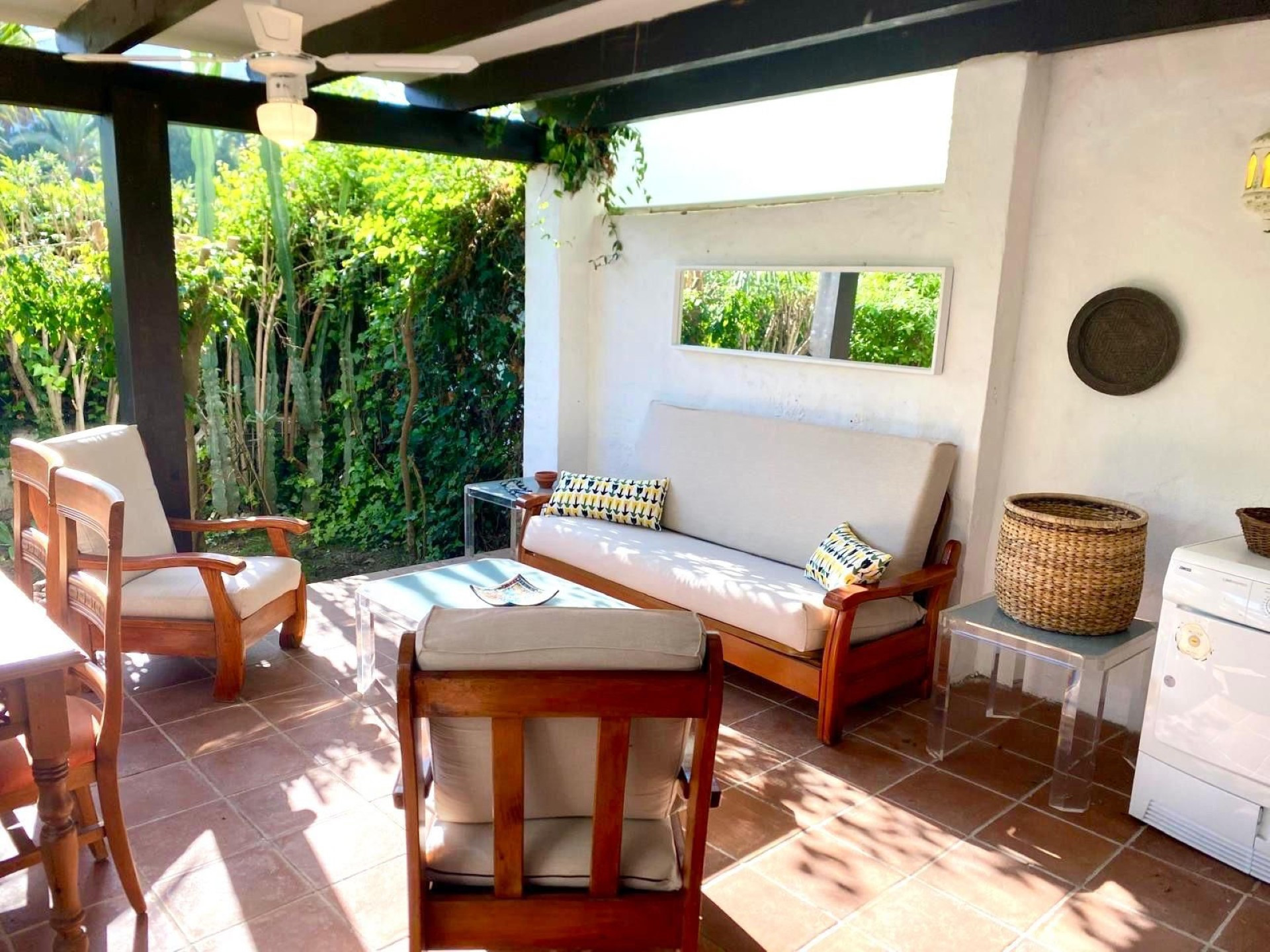 El encantador apartamento en planta baja de 3 dormitorios en Jardines del Puerto, Puerto Banus, Marbella.