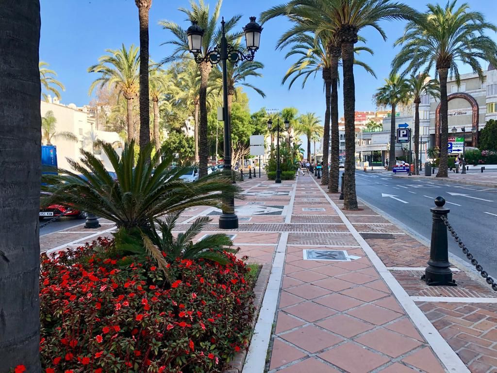 El encantador apartamento en planta baja de 3 dormitorios en Jardines del Puerto, Puerto Banus, Marbella.