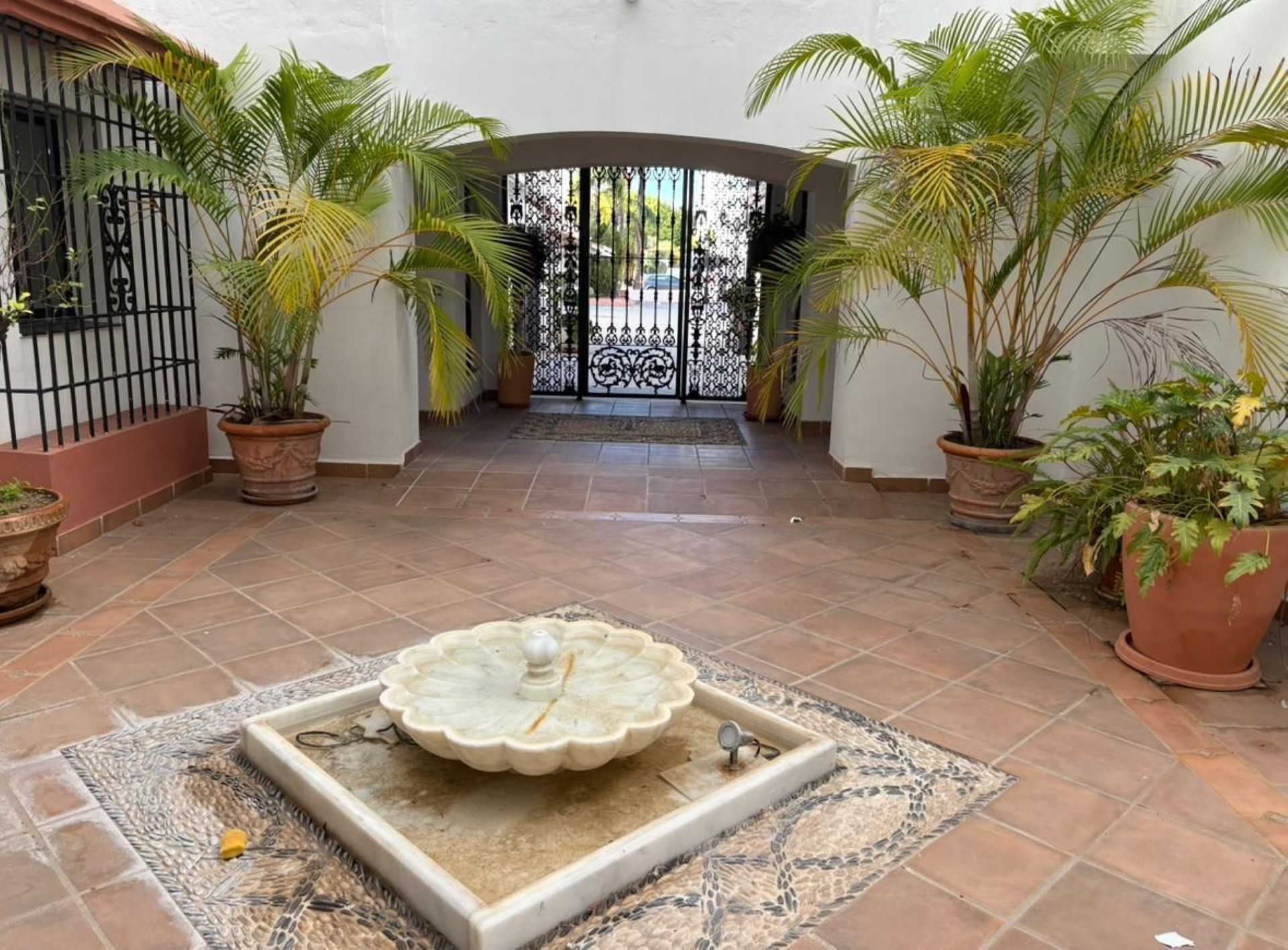 El encantador apartamento en planta baja de 3 dormitorios en Jardines del Puerto, Puerto Banus, Marbella.