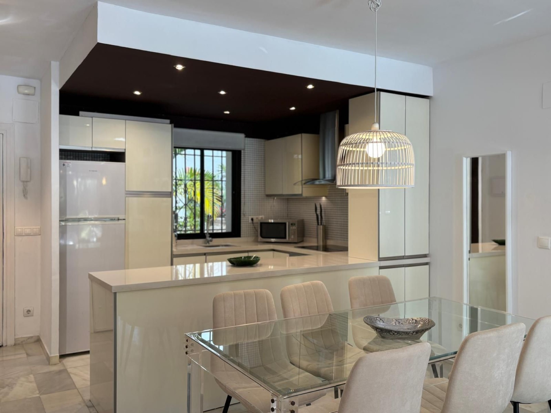 El encantador apartamento en planta baja de 3 dormitorios en Jardines del Puerto, Puerto Banus, Marbella.