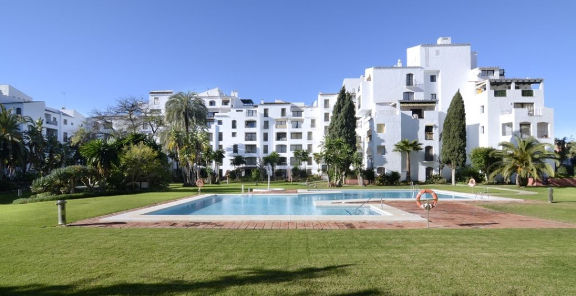 El encantador apartamento en planta baja de 3 dormitorios en Jardines del Puerto, Puerto Banus, Marbella.