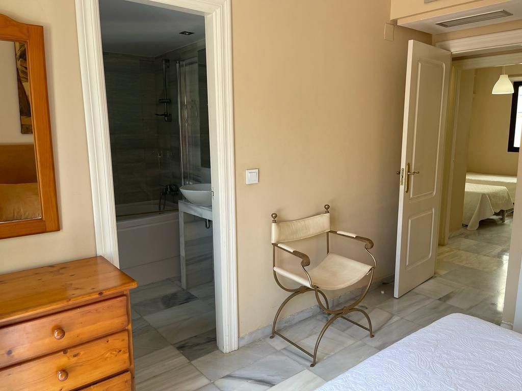 El encantador apartamento en planta baja de 3 dormitorios en Jardines del Puerto, Puerto Banus, Marbella.