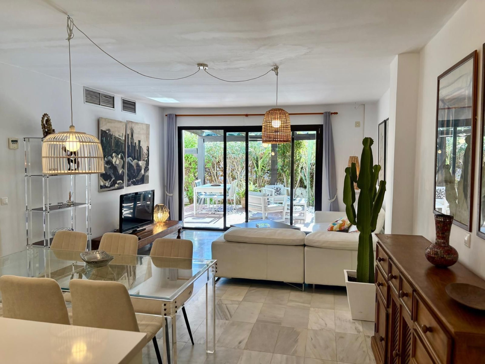 El encantador apartamento en planta baja de 3 dormitorios en Jardines del Puerto, Puerto Banus, Marbella.