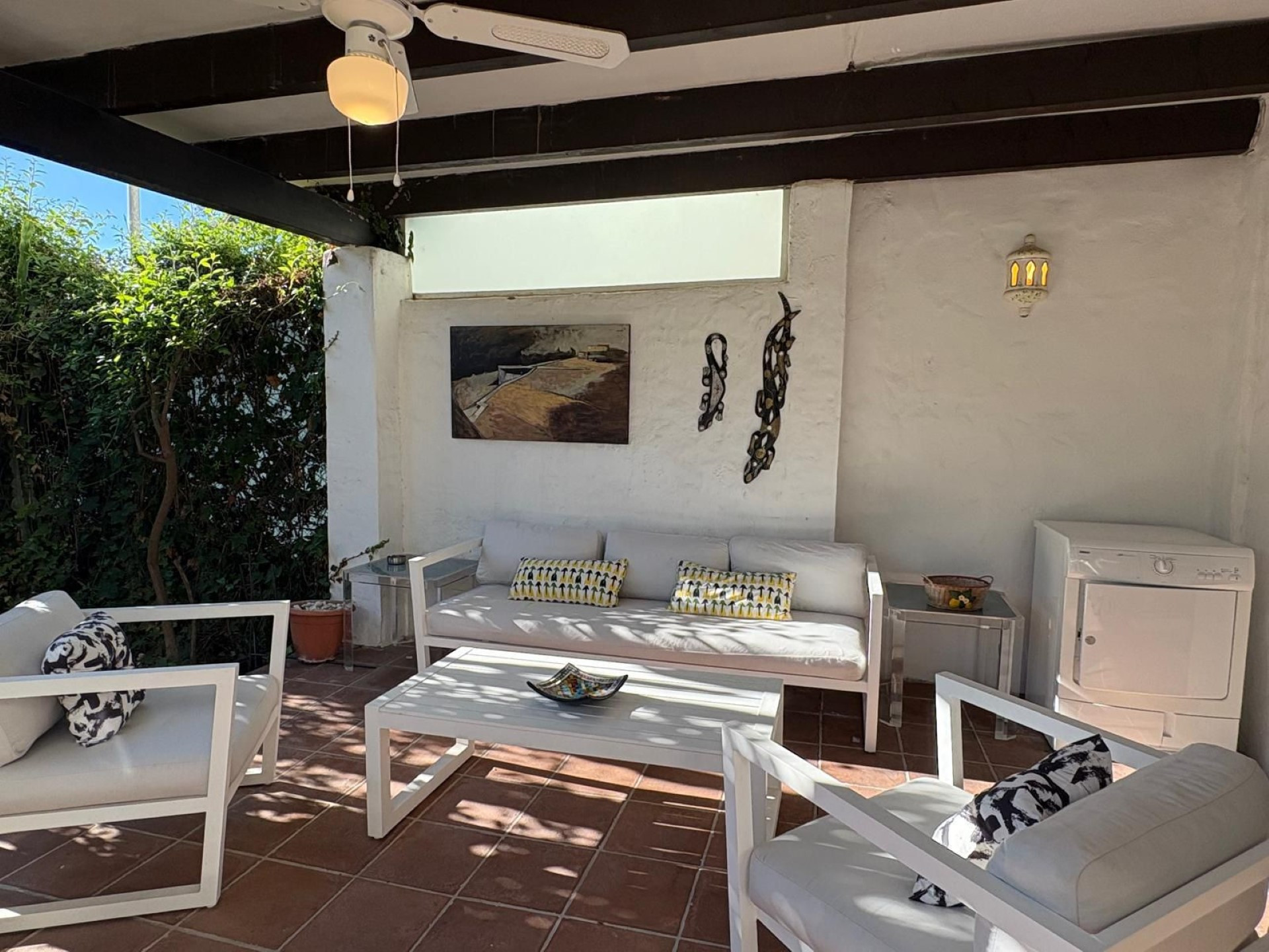 El encantador apartamento en planta baja de 3 dormitorios en Jardines del Puerto, Puerto Banus, Marbella.