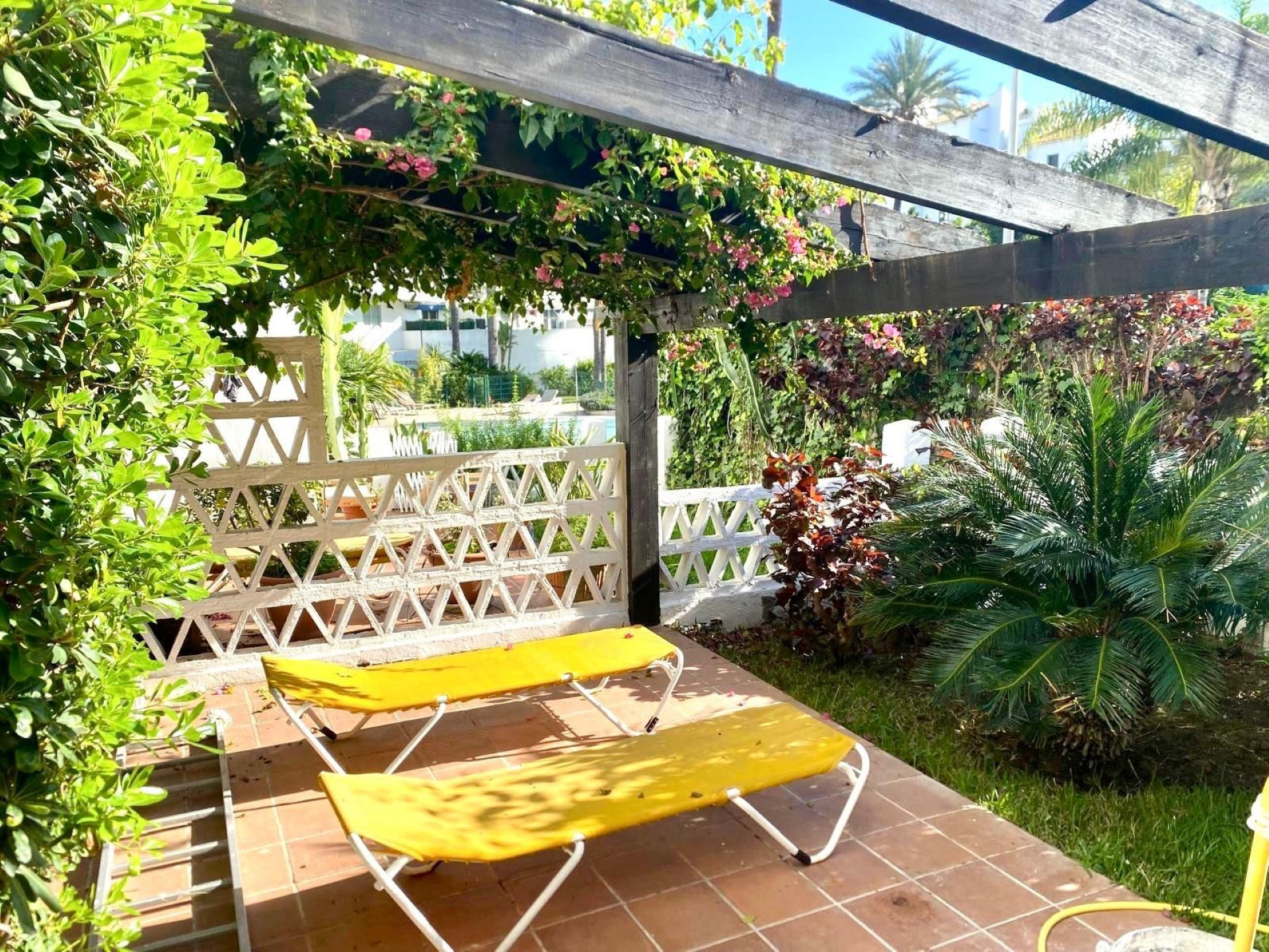 El encantador apartamento en planta baja de 3 dormitorios en Jardines del Puerto, Puerto Banus, Marbella.