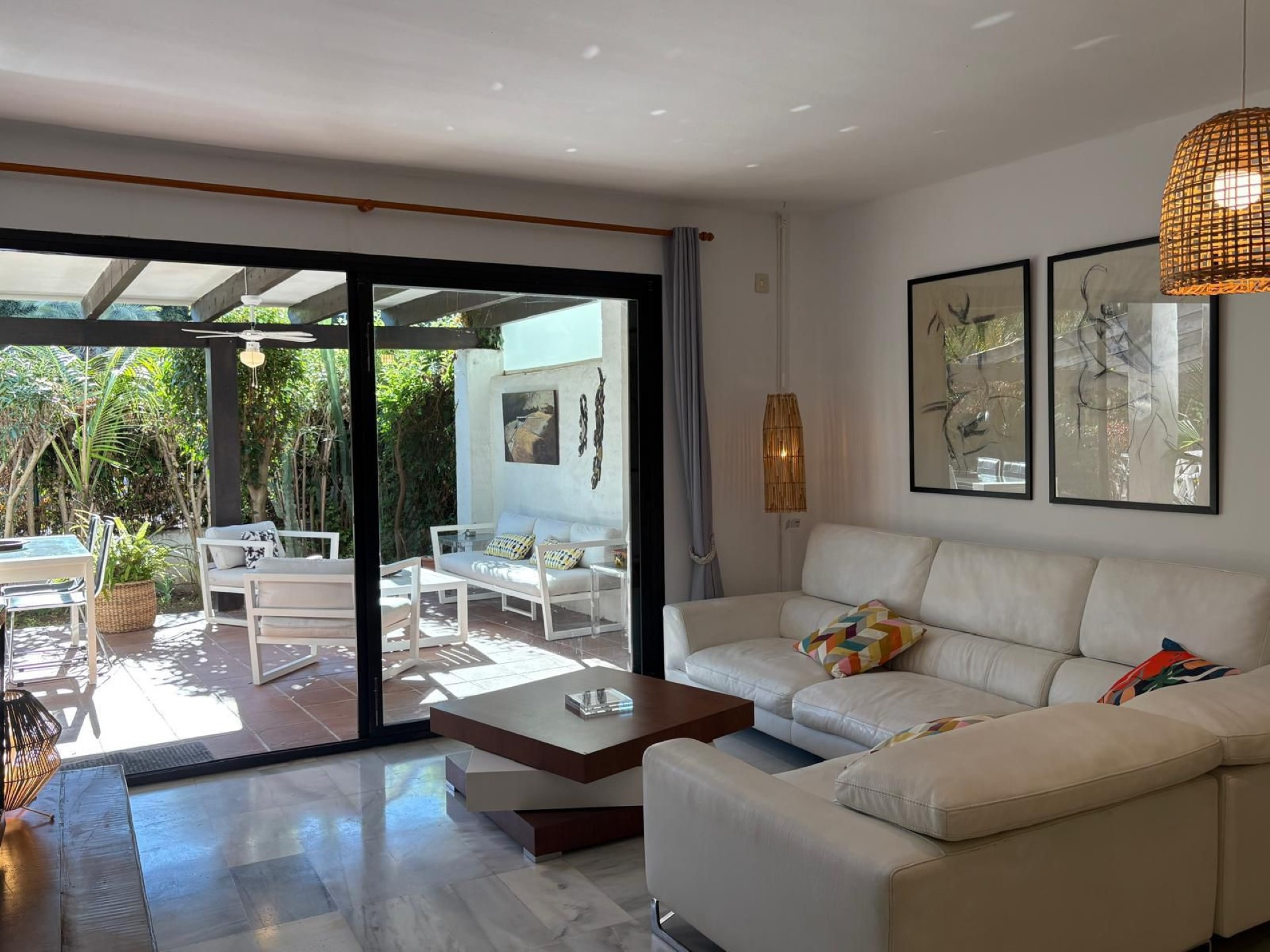 El encantador apartamento en planta baja de 3 dormitorios en Jardines del Puerto, Puerto Banus, Marbella.