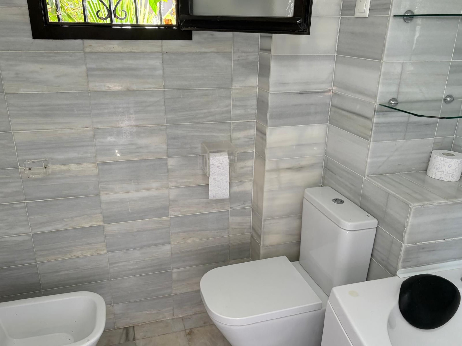 El encantador apartamento en planta baja de 3 dormitorios en Jardines del Puerto, Puerto Banus, Marbella.