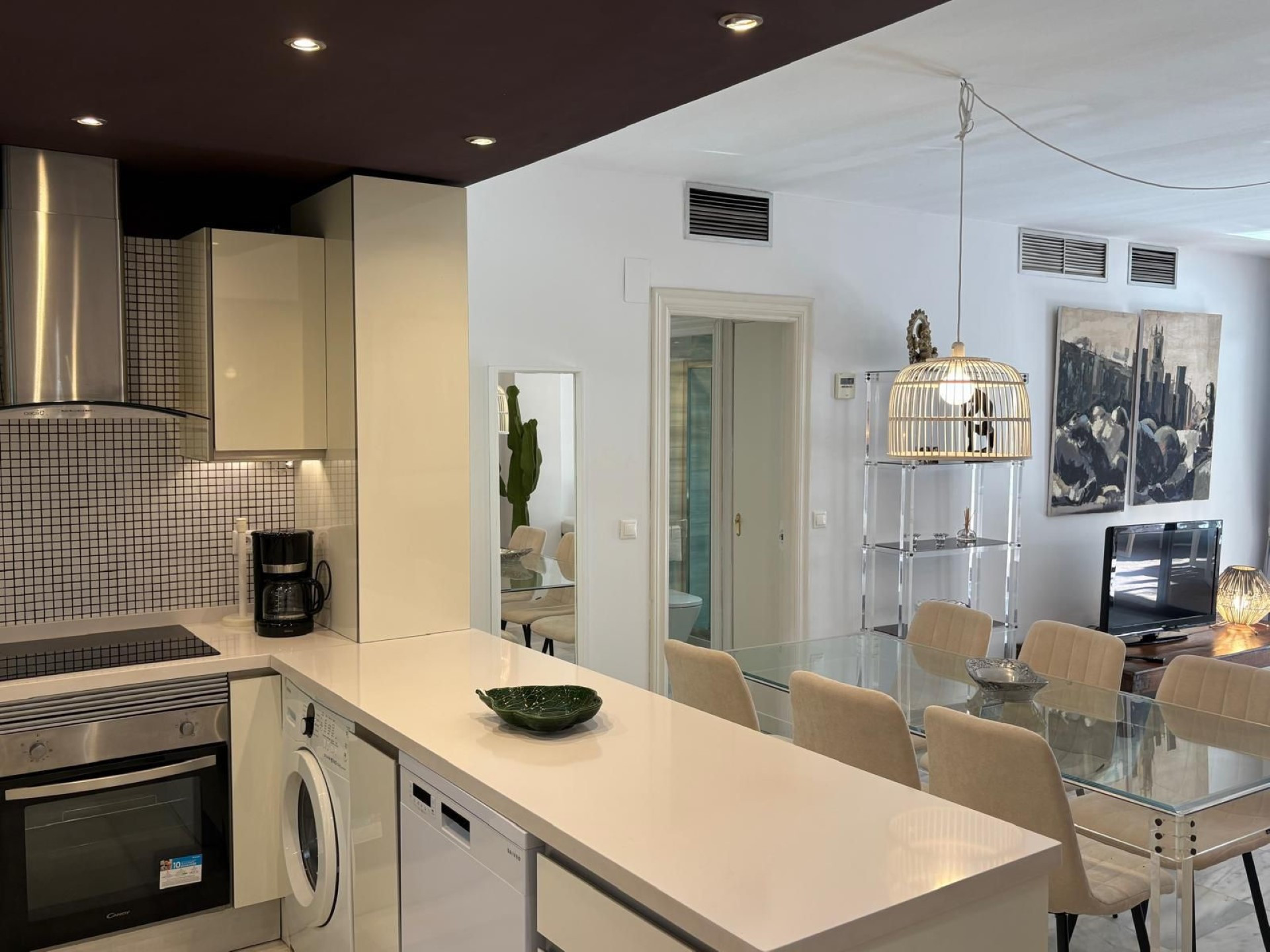 El encantador apartamento en planta baja de 3 dormitorios en Jardines del Puerto, Puerto Banus, Marbella.