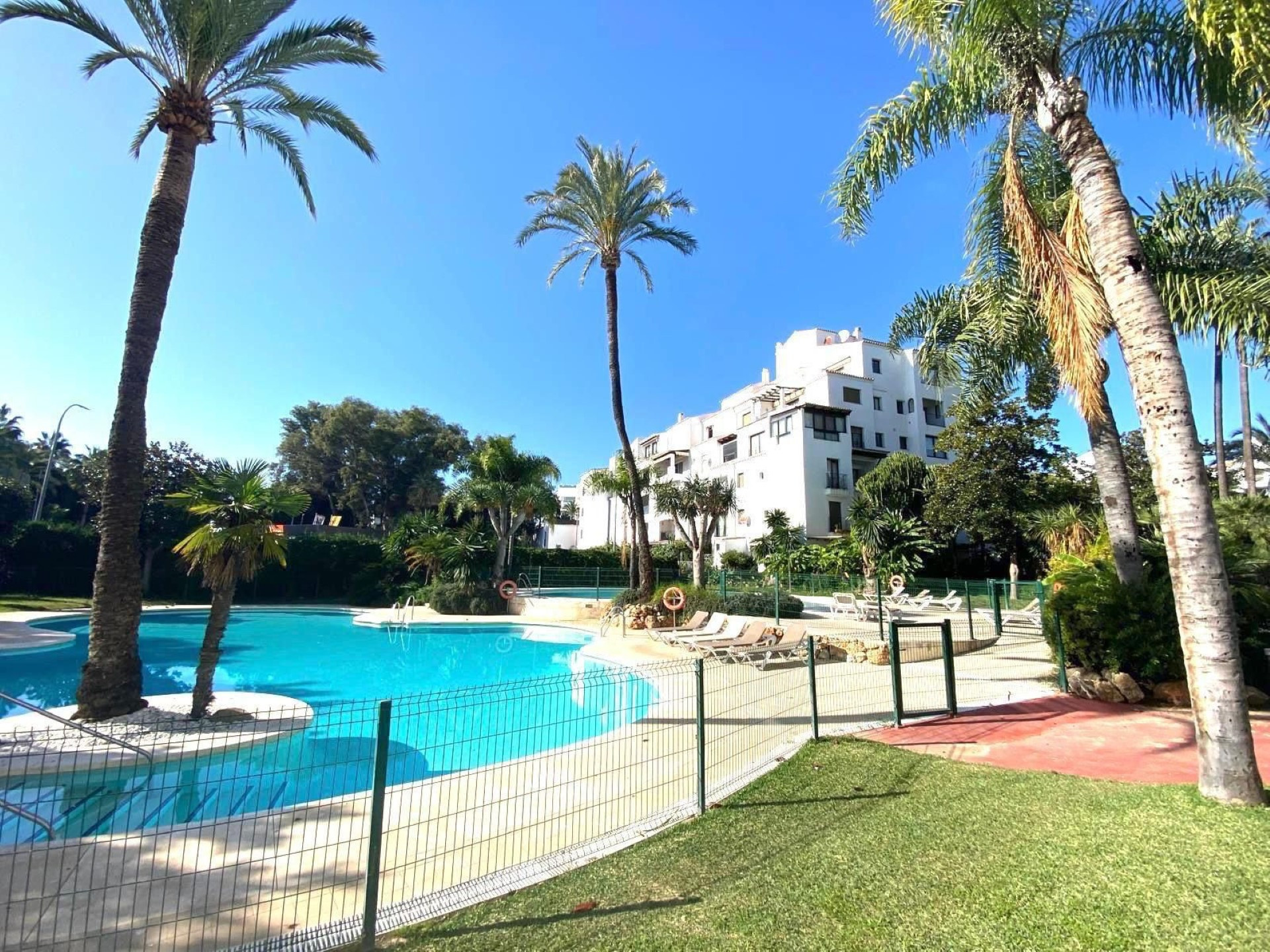 El encantador apartamento en planta baja de 3 dormitorios en Jardines del Puerto, Puerto Banus, Marbella.