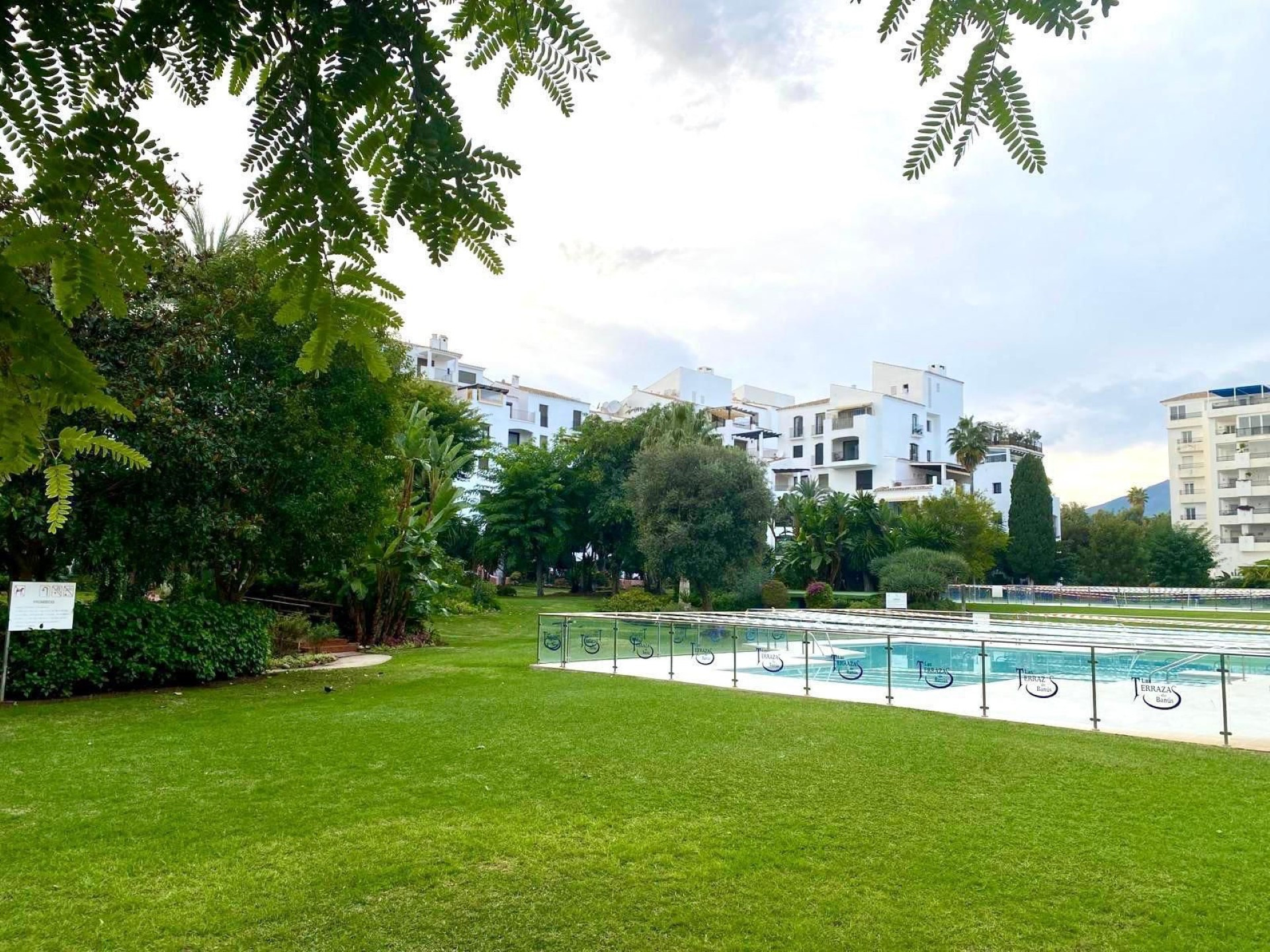 El encantador apartamento en planta baja de 3 dormitorios en Jardines del Puerto, Puerto Banus, Marbella.