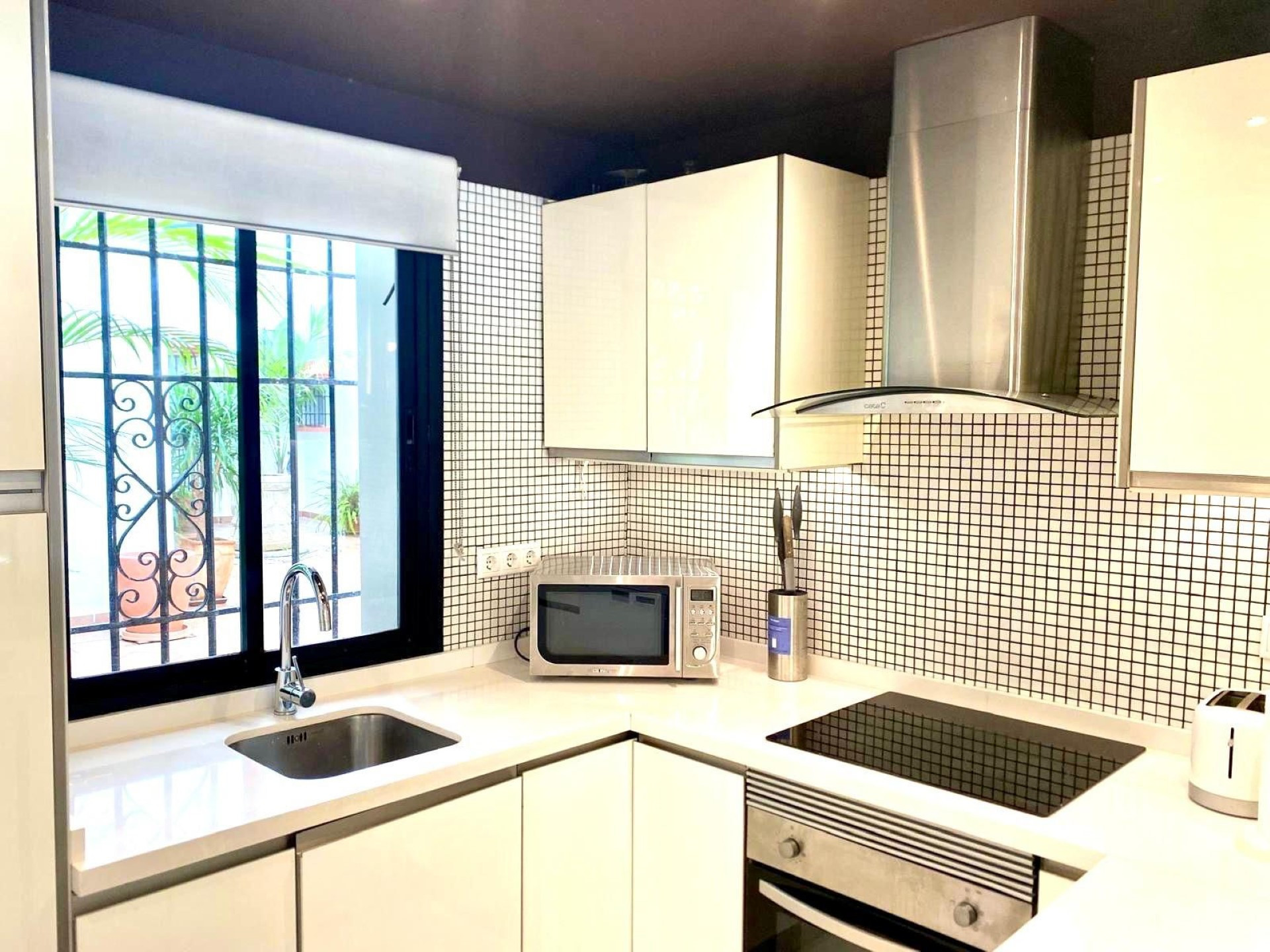 El encantador apartamento en planta baja de 3 dormitorios en Jardines del Puerto, Puerto Banus, Marbella.