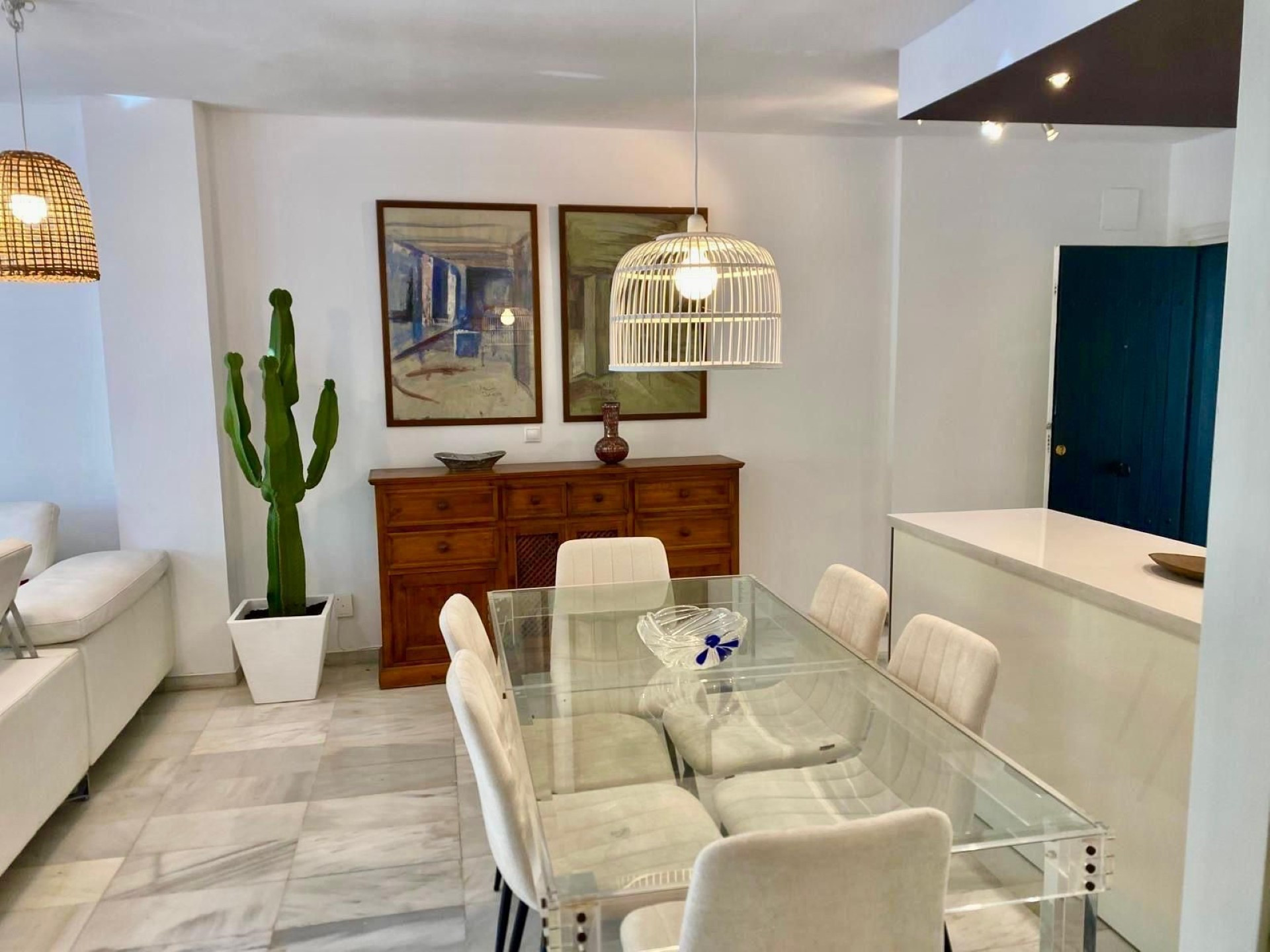 El encantador apartamento en planta baja de 3 dormitorios en Jardines del Puerto, Puerto Banus, Marbella.