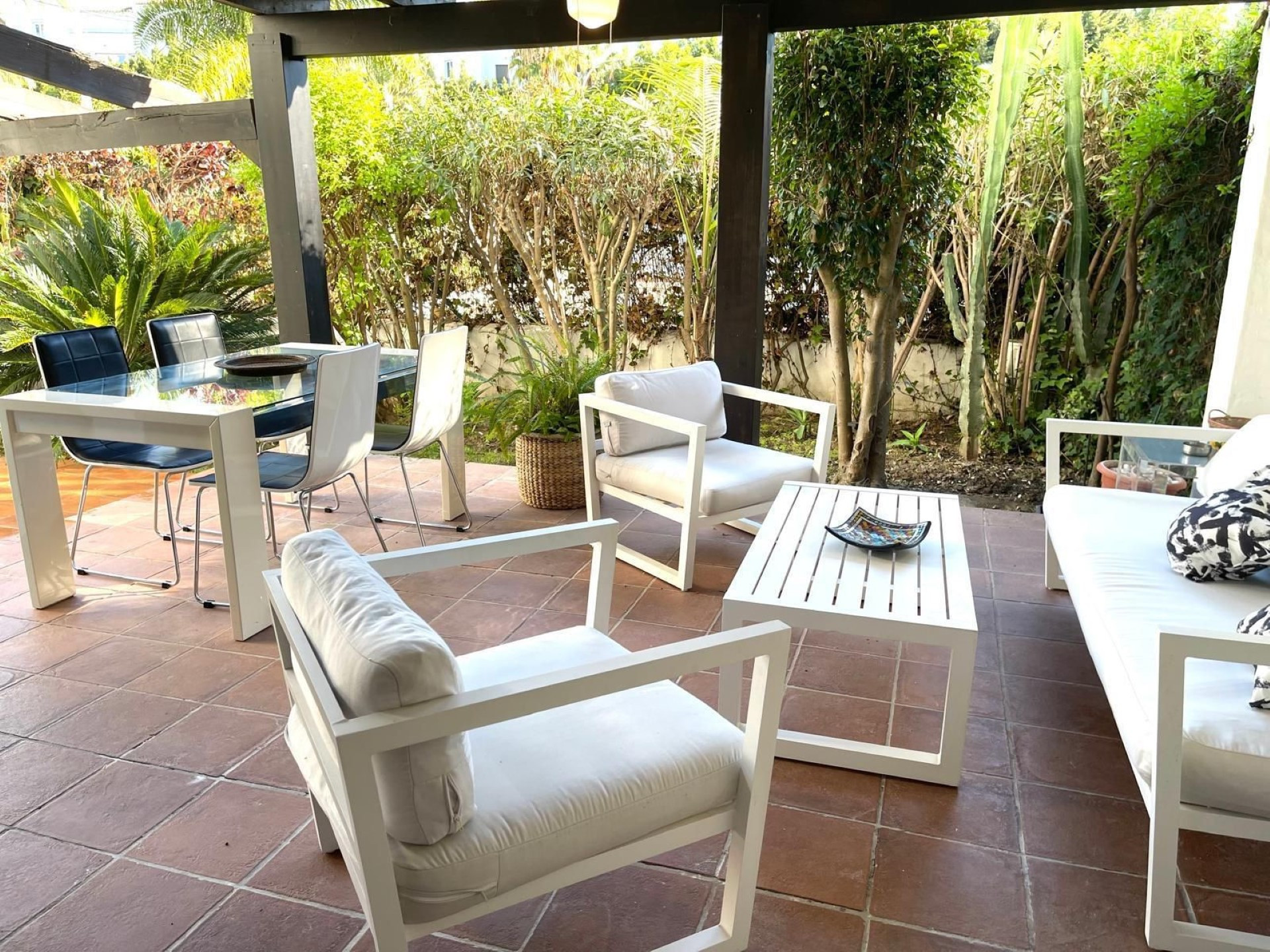 El encantador apartamento en planta baja de 3 dormitorios en Jardines del Puerto, Puerto Banus, Marbella.