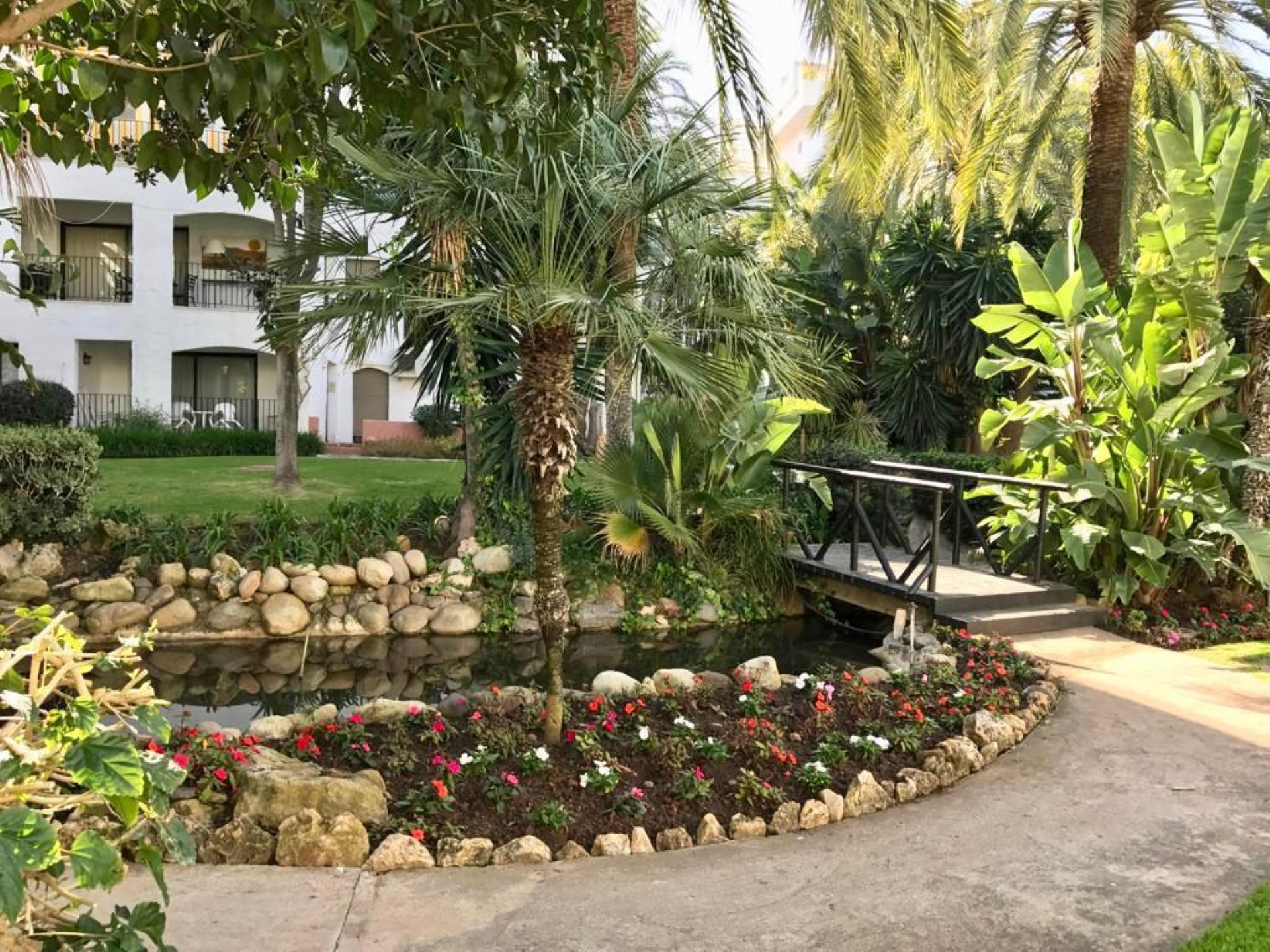 El encantador apartamento en planta baja de 3 dormitorios en Jardines del Puerto, Puerto Banus, Marbella.