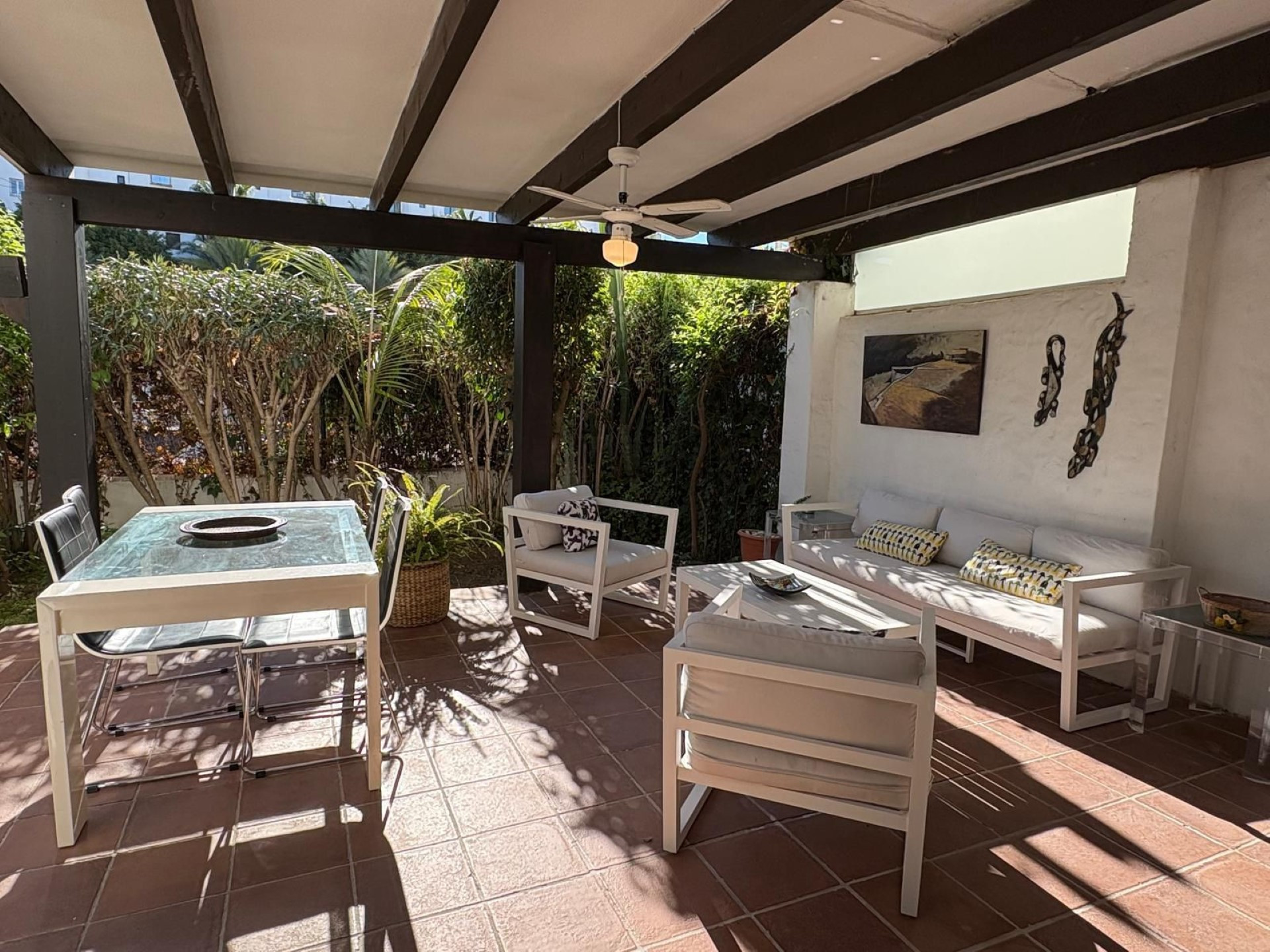 El encantador apartamento en planta baja de 3 dormitorios en Jardines del Puerto, Puerto Banus, Marbella.