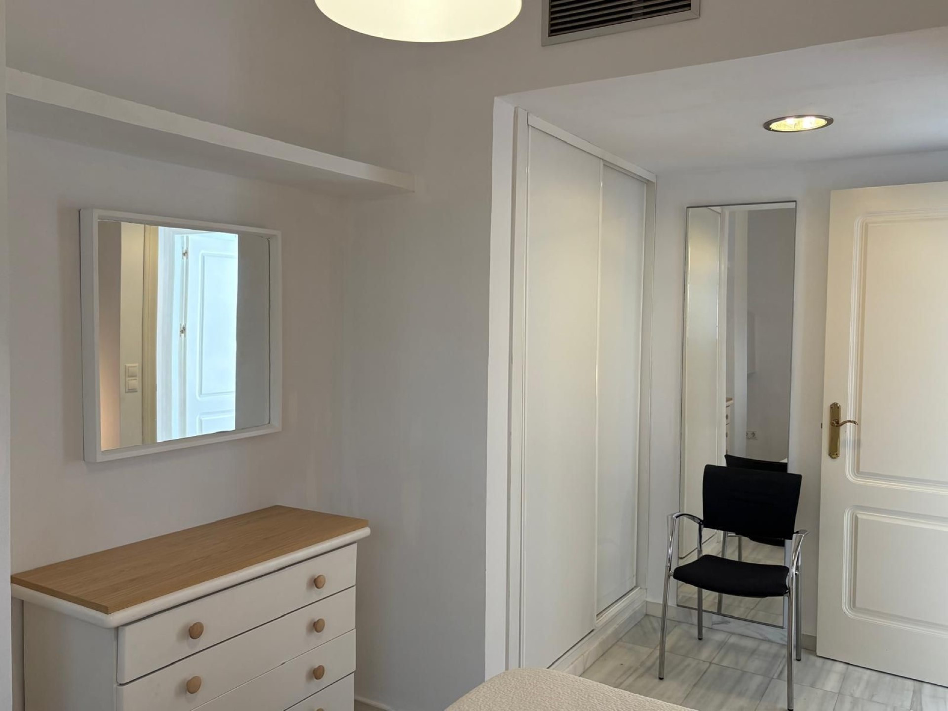 El encantador apartamento en planta baja de 3 dormitorios en Jardines del Puerto, Puerto Banus, Marbella.