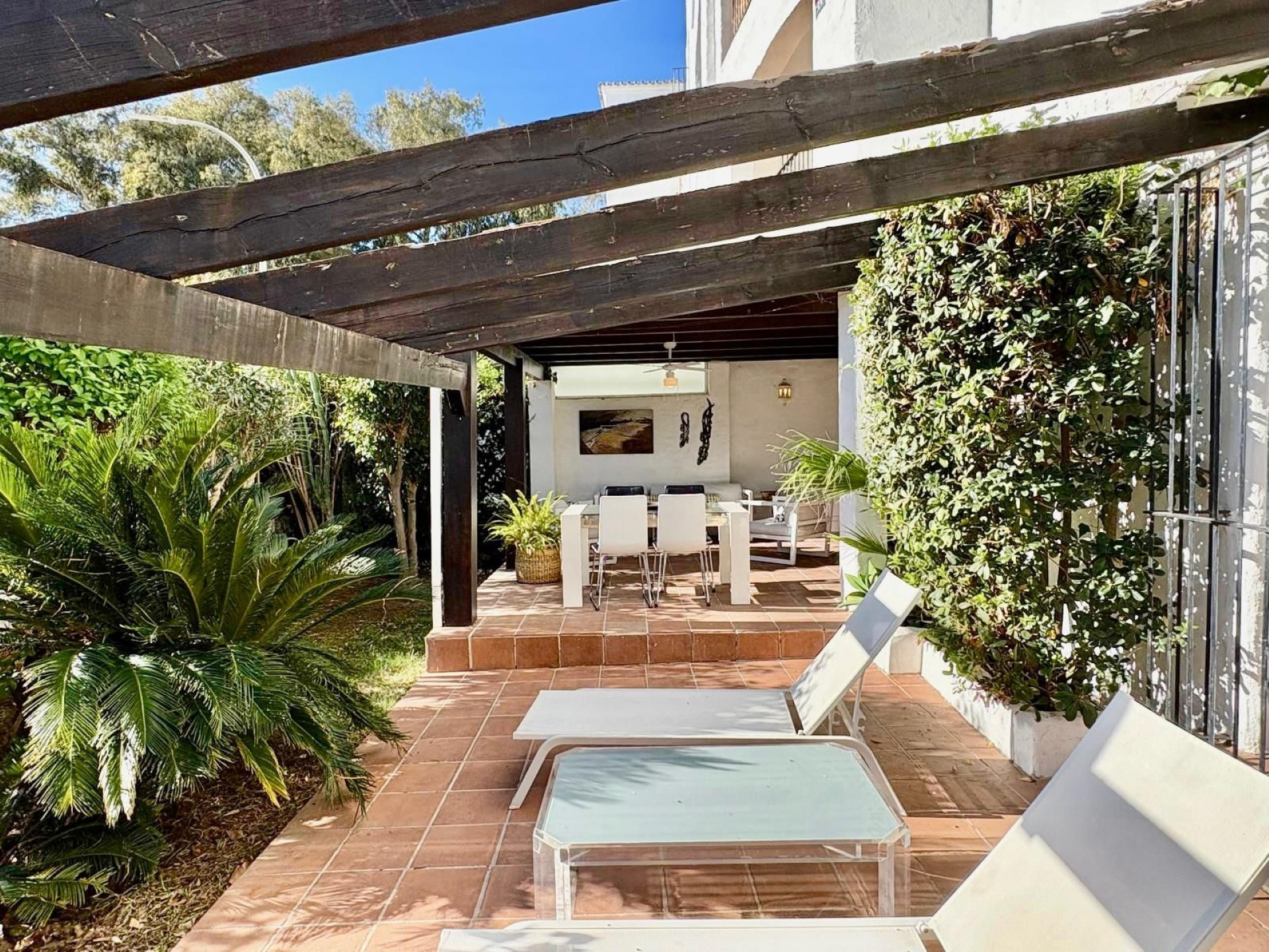 El encantador apartamento en planta baja de 3 dormitorios en Jardines del Puerto, Puerto Banus, Marbella.
