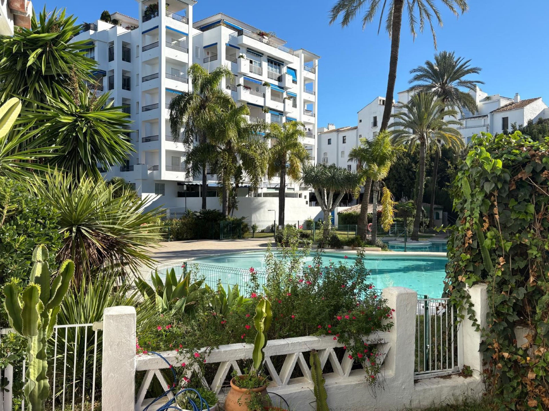 El encantador apartamento en planta baja de 3 dormitorios en Jardines del Puerto, Puerto Banus, Marbella.