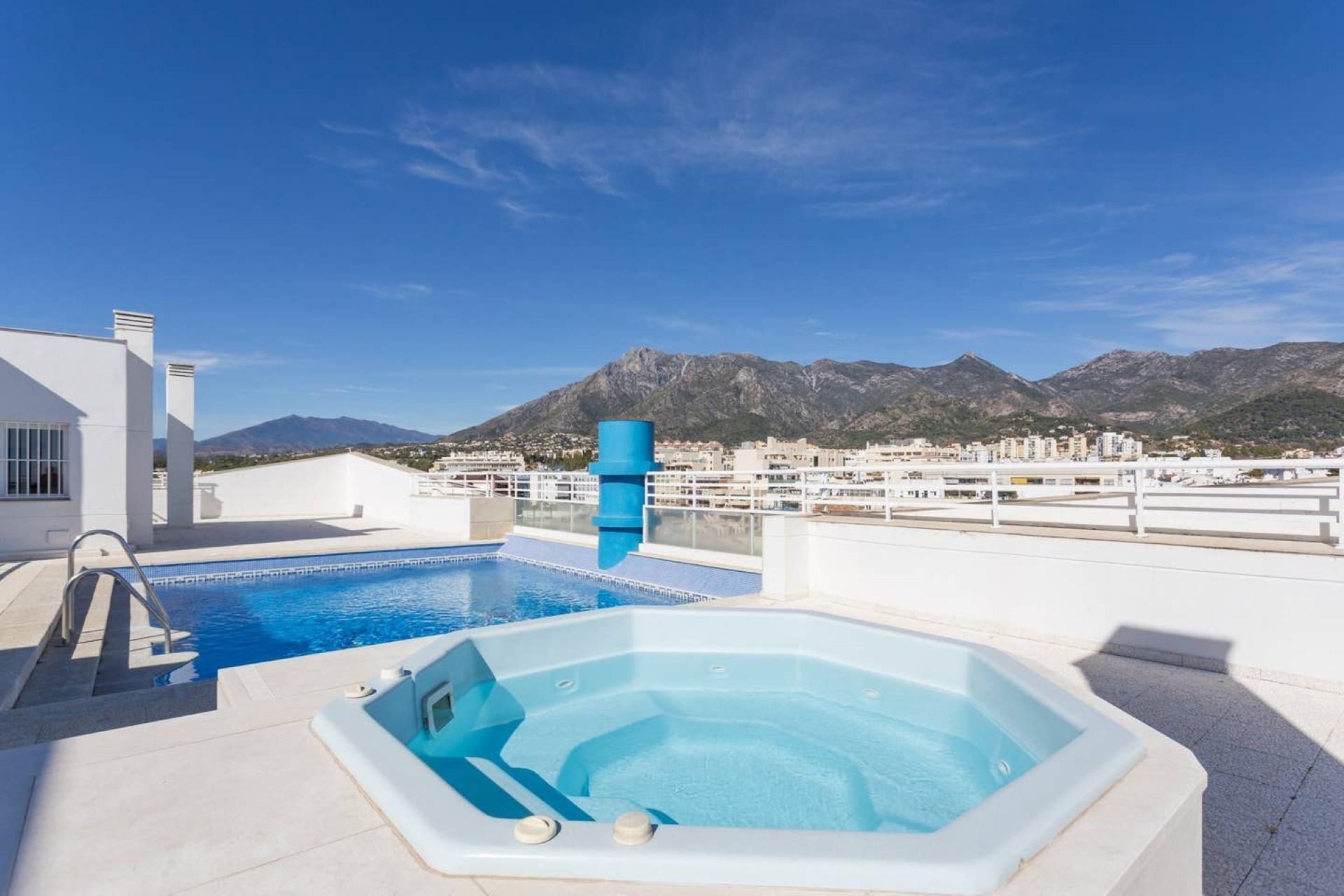 apartamento de 3 dormitorios en pleno centro de Marbella con vistas al mar.