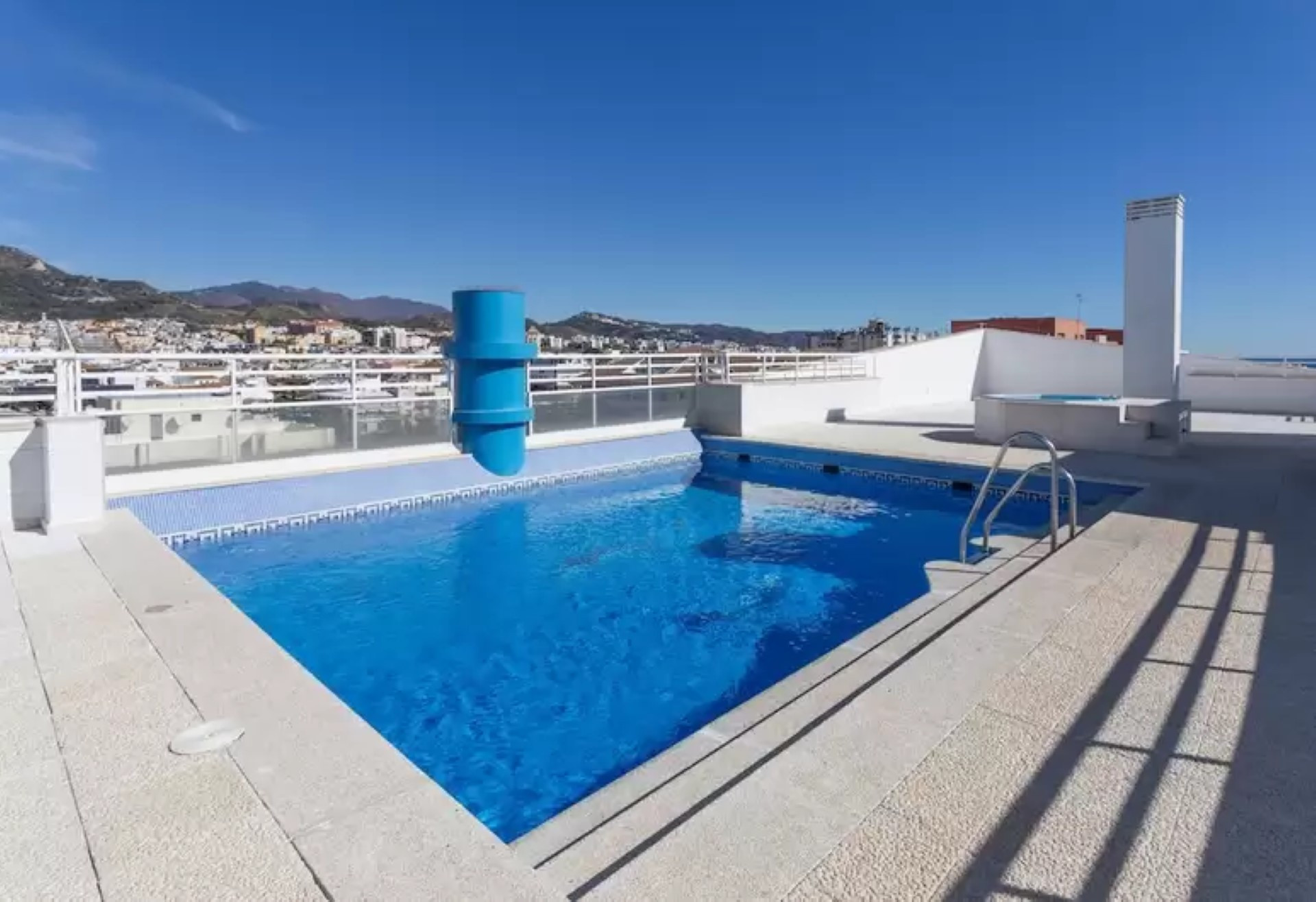 apartamento de 3 dormitorios en pleno centro de Marbella con vistas al mar.