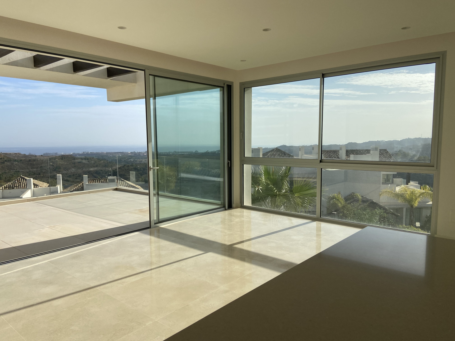 Vistas panorámicas y apartamento de 3 dormitorios a estrenar en Marbella Club Hills, Benahavis