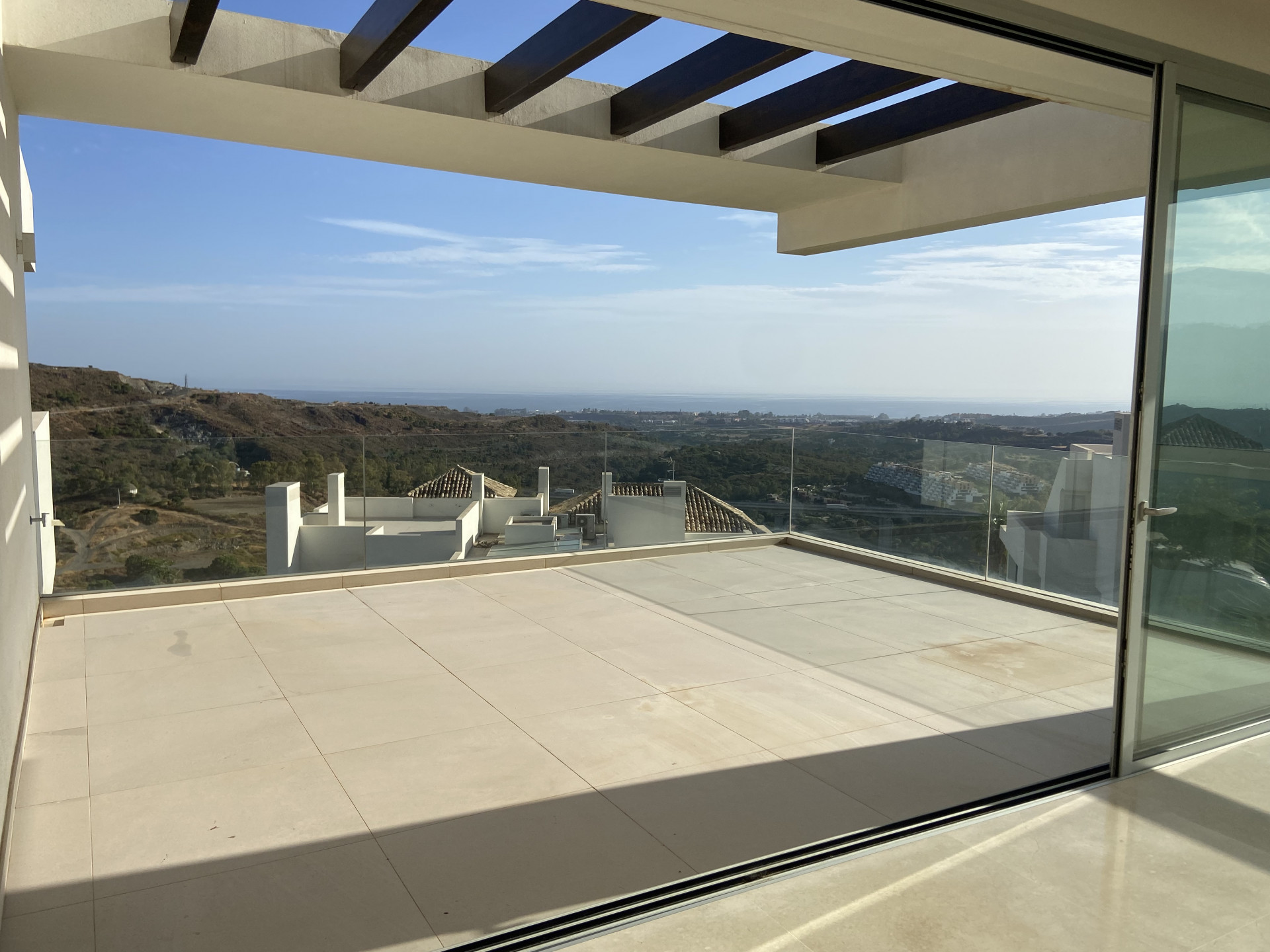 Vistas panorámicas y apartamento de 3 dormitorios a estrenar en Marbella Club Hills, Benahavis