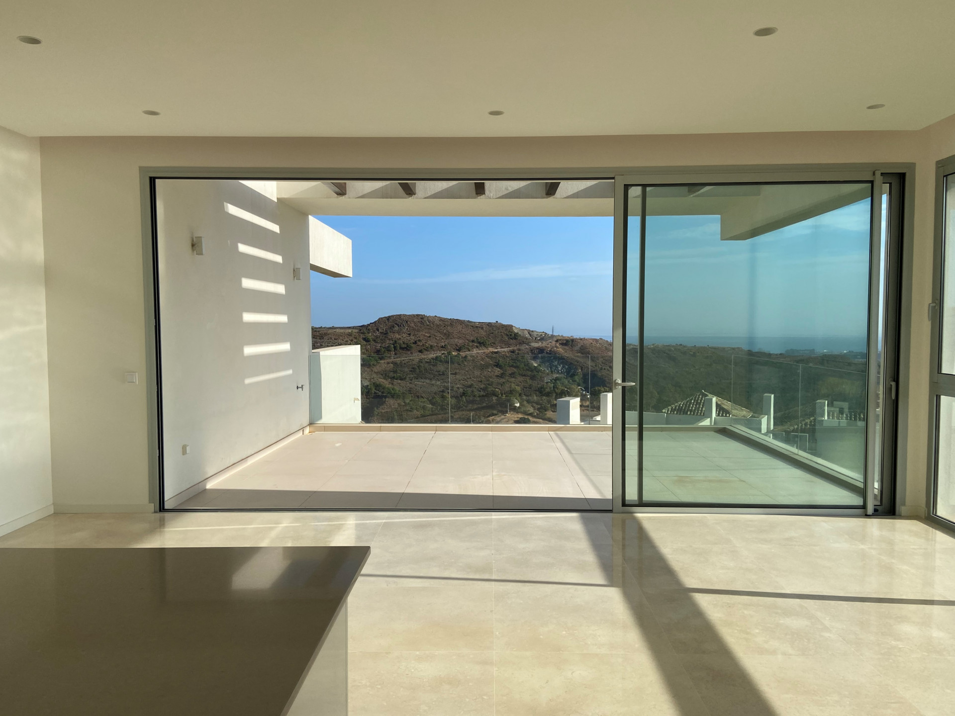 Vistas panorámicas y apartamento de 3 dormitorios a estrenar en Marbella Club Hills, Benahavis