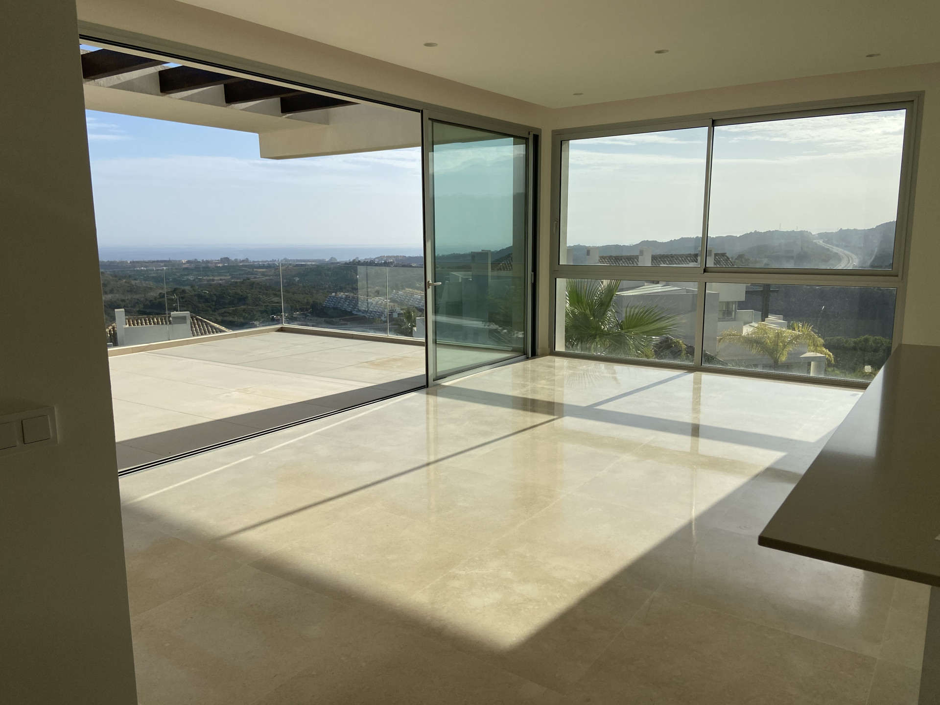 Vistas panorámicas y apartamento de 3 dormitorios a estrenar en Marbella Club Hills, Benahavis