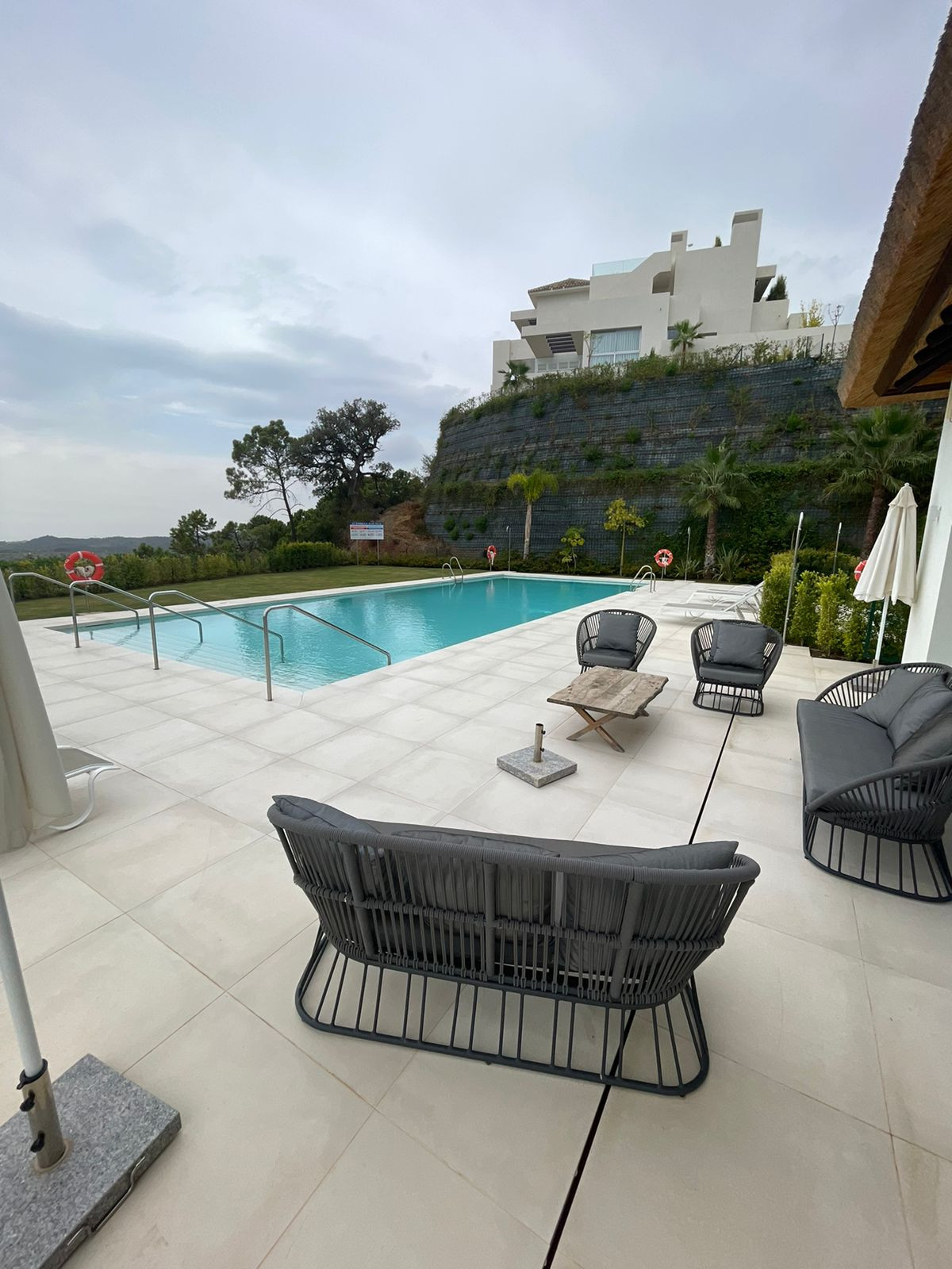 Vistas panorámicas y apartamento de 3 dormitorios a estrenar en Marbella Club Hills, Benahavis