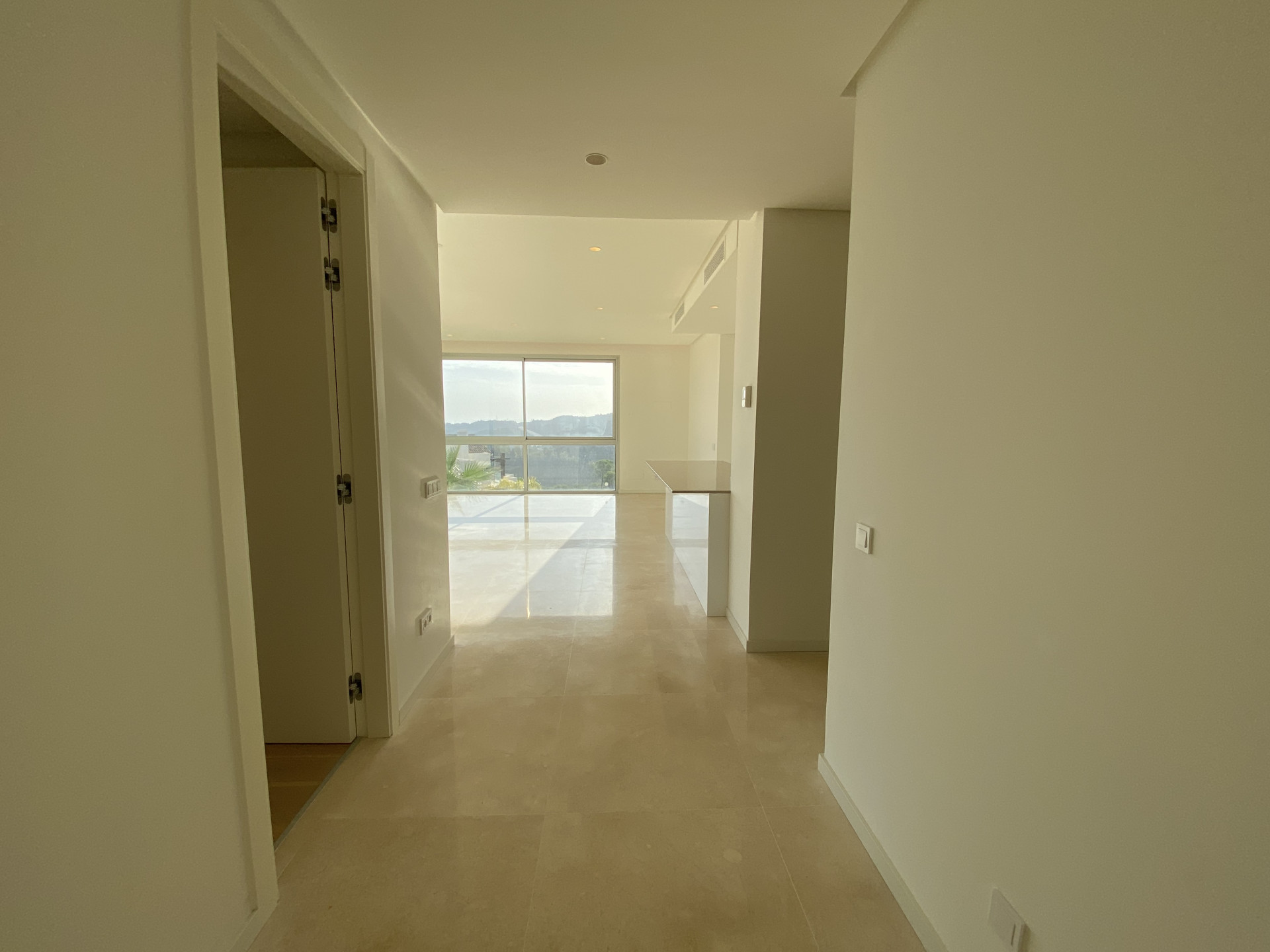 Vistas panorámicas y apartamento de 3 dormitorios a estrenar en Marbella Club Hills, Benahavis