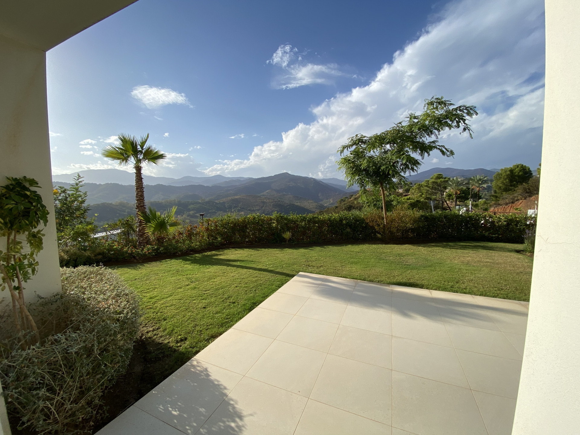 Vistas panorámicas y apartamento de 3 dormitorios a estrenar en Marbella Club Hills, Benahavis