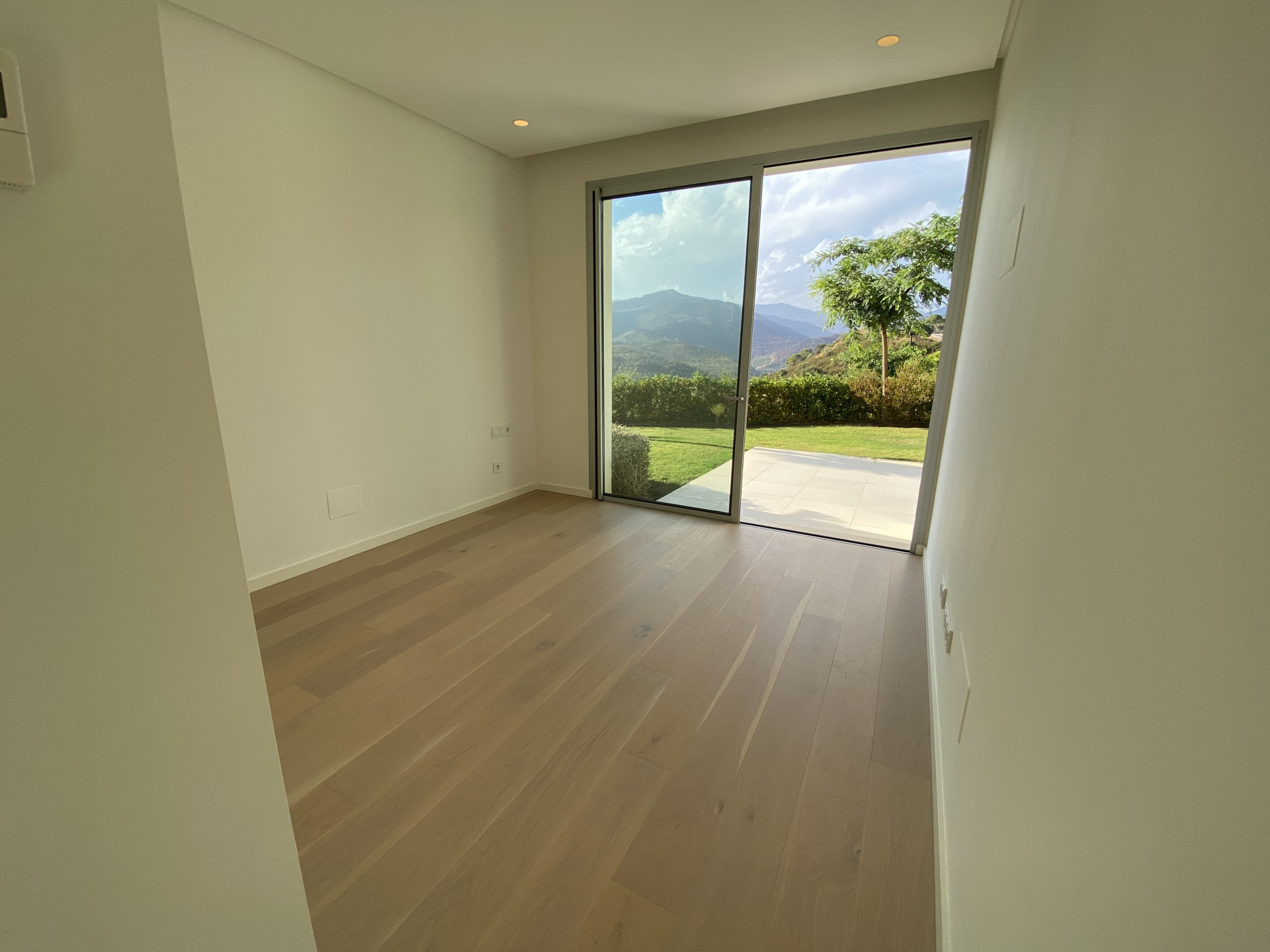 Vistas panorámicas y apartamento de 3 dormitorios a estrenar en Marbella Club Hills, Benahavis