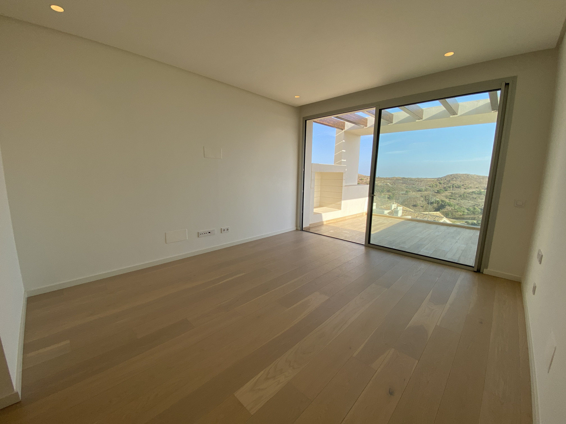 Vistas panorámicas y apartamento de 3 dormitorios a estrenar en Marbella Club Hills, Benahavis