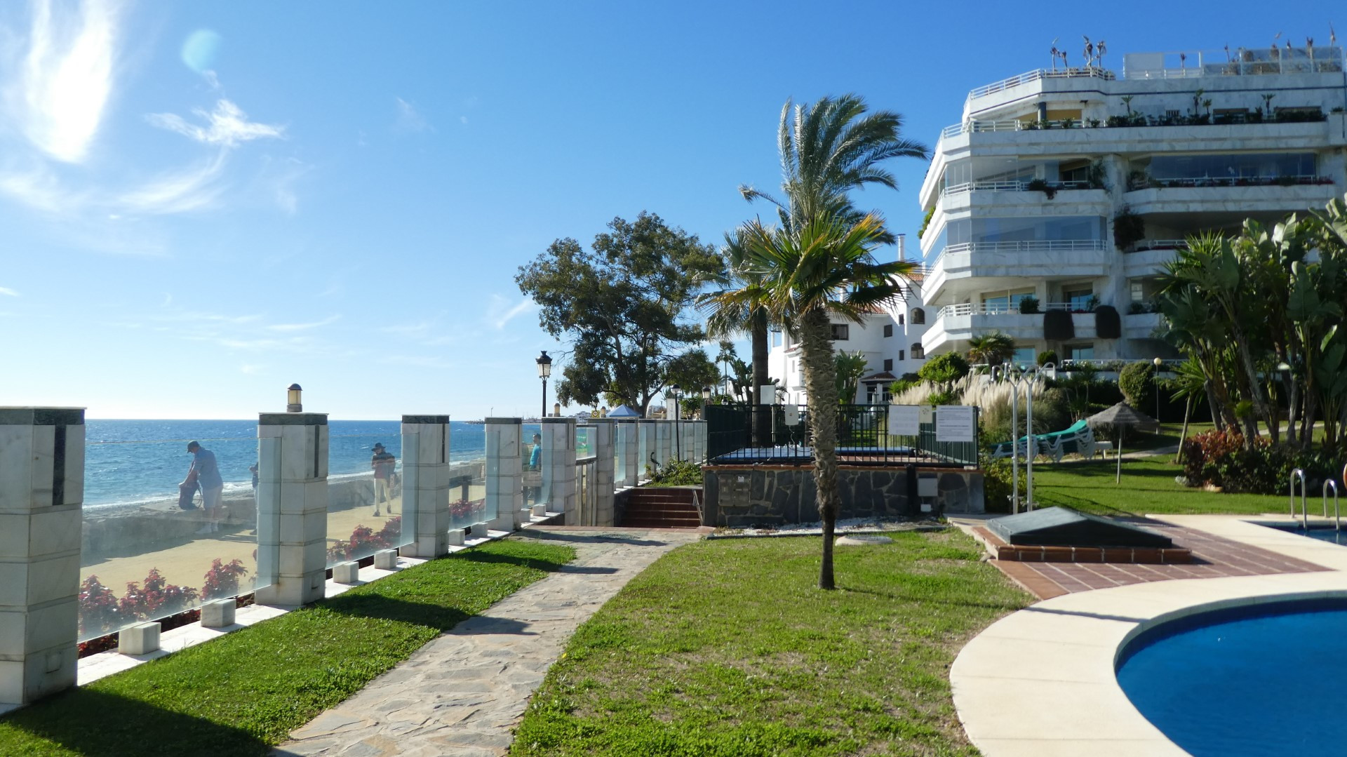 Sea views from this stunning 3 bedroom frontline beach apartment in Playa Esmeralda