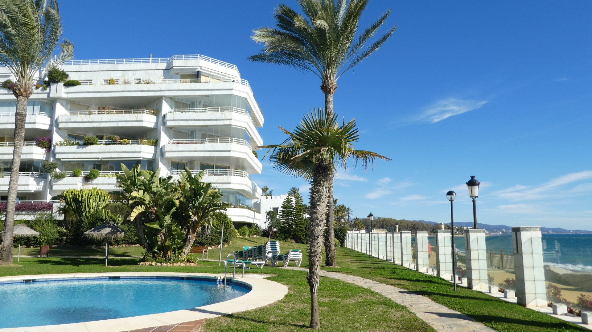 Sea views from this stunning 3 bedroom frontline beach apartment in Playa Esmeralda