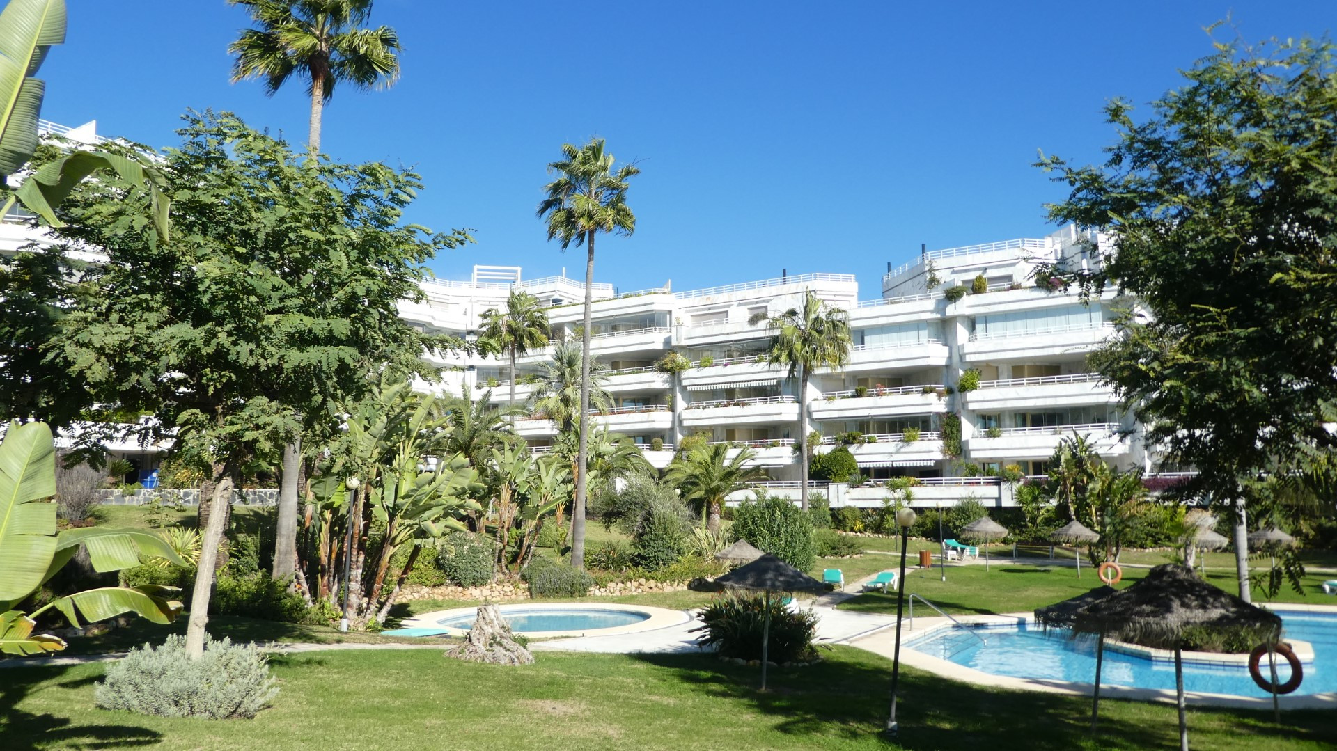 Sea views from this stunning 3 bedroom frontline beach apartment in Playa Esmeralda