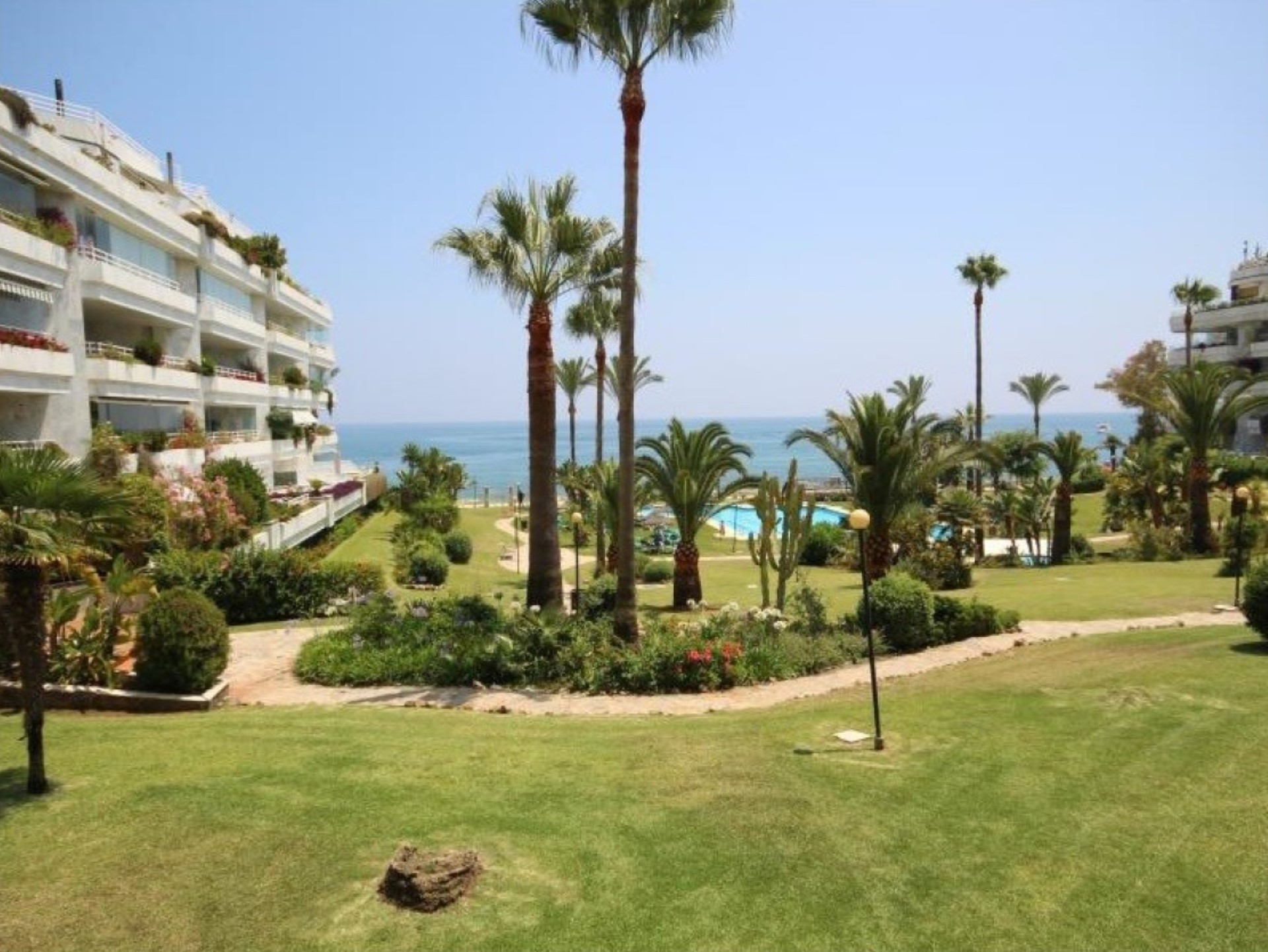 Sea views from this stunning 3 bedroom frontline beach apartment in Playa Esmeralda