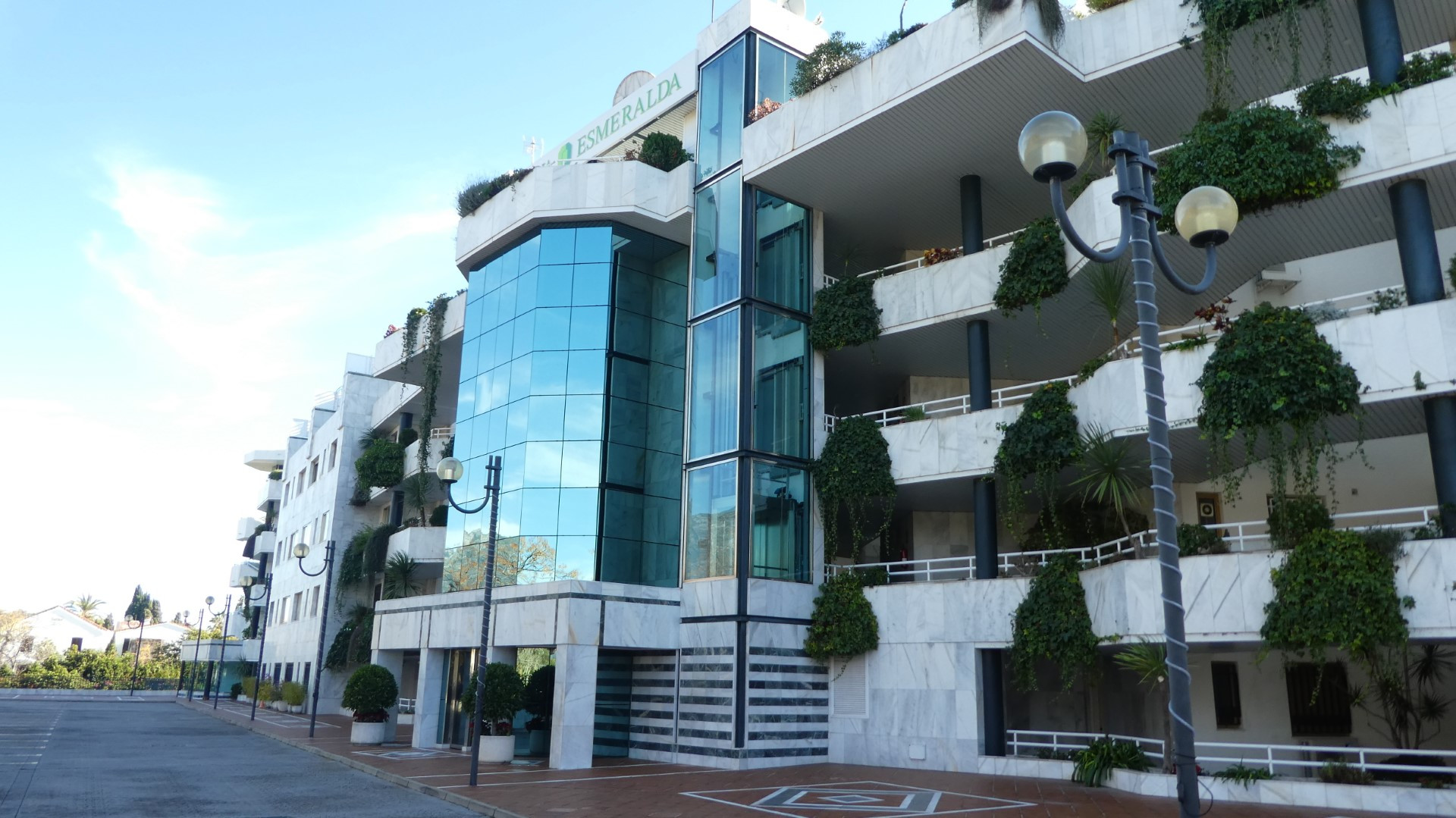 Sea views from this stunning 3 bedroom frontline beach apartment in Playa Esmeralda