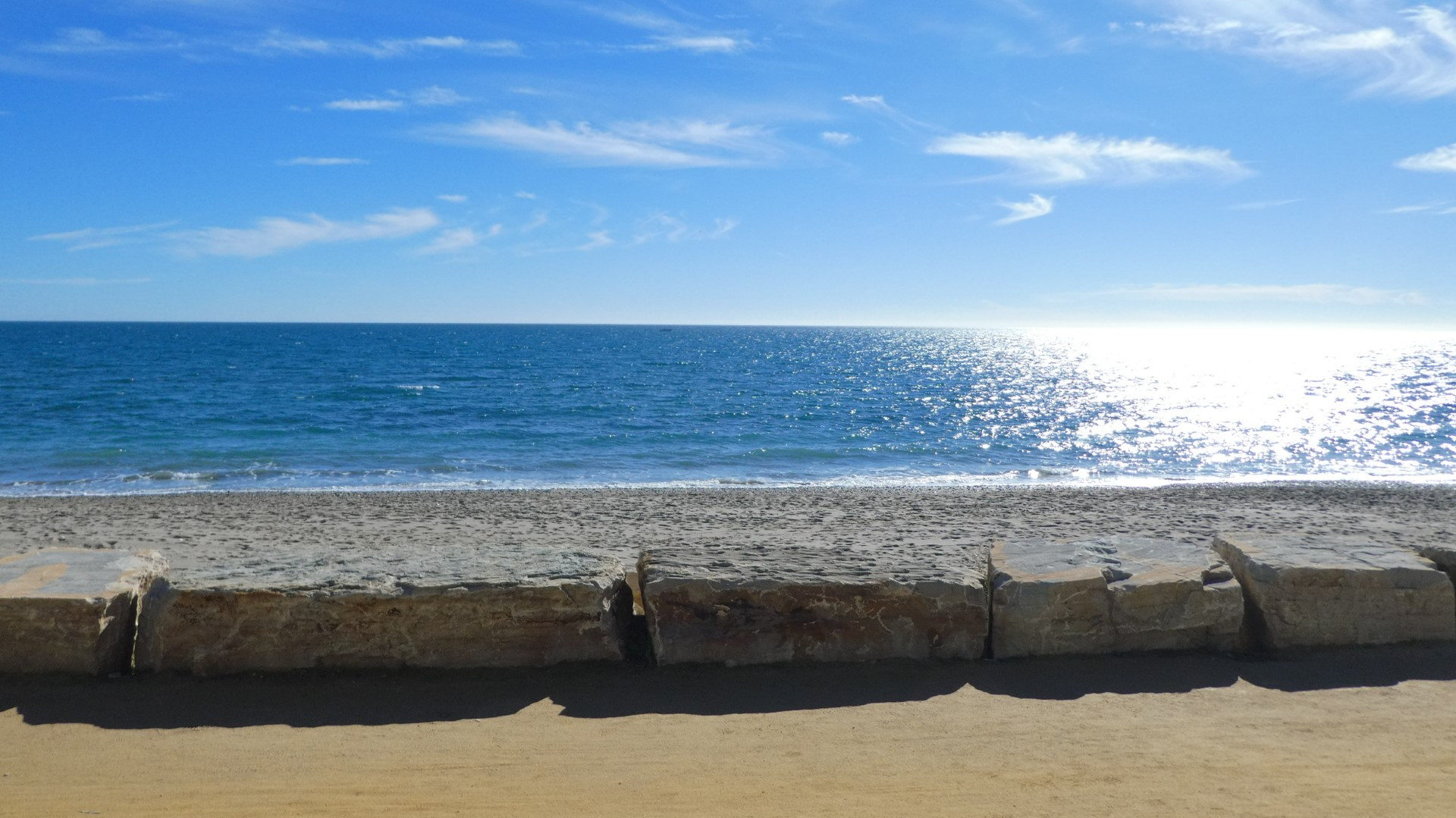 Sea views from this stunning 3 bedroom frontline beach apartment in Playa Esmeralda